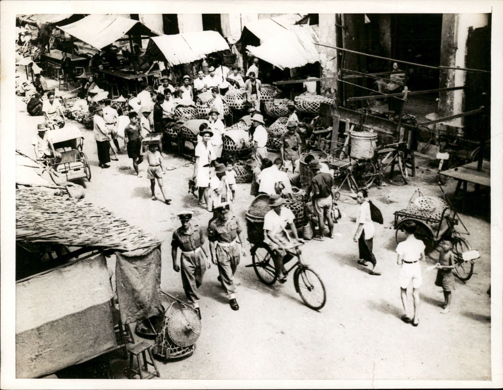 1955 Press  Photo Large Number of Customers in Bazaar in Singapore