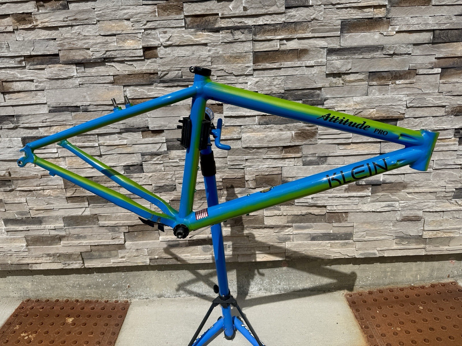 Vintage Klein Attitude 16.5” Mtb Frame And And Blue Rock Shox Vintage Klein Attitude 16.5” Mtb Frame And And Blue Rock Shox