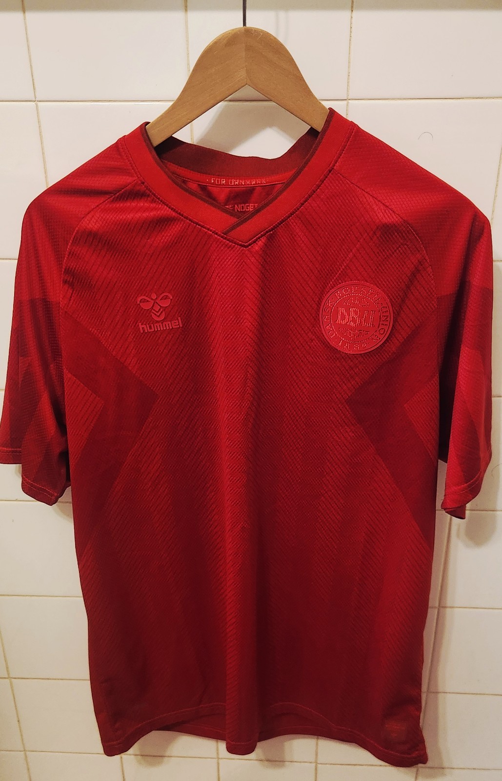 hummel DBU Denmark Red Short Sleeve Soccer Jersey Men\'s L Polyester hummel DBU Denmark Red Short Sleeve Soccer Jersey Men\'s L Polyester