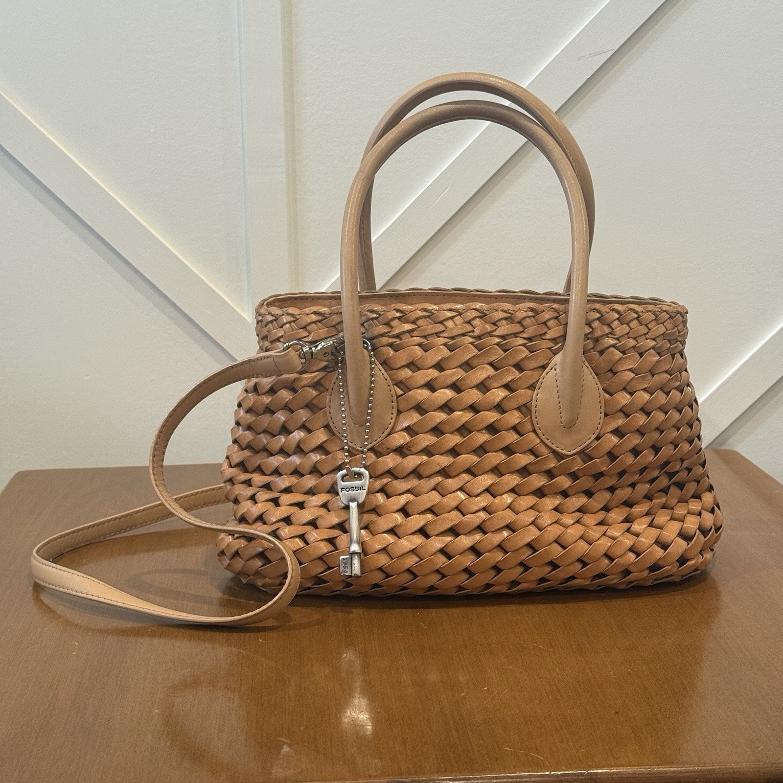 Fossil Satchel Tan Woven Leather Crossbody Handbag 75082 Beach w/Key Charm Fossil Satchel Tan Woven Leather Crossbody Handbag 75082 Beach w/Key Charm