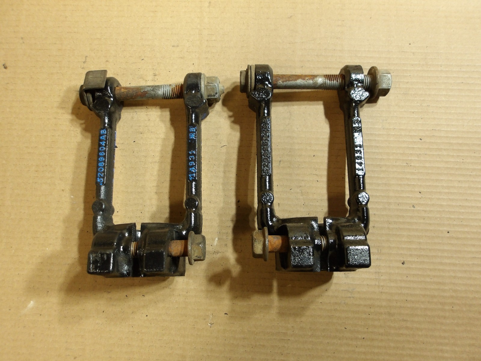 2005-10 Jeep Grand Cherokee 06-10 Commander LH RH Set Pair Clevis Strut Fork OEM 2005-10 Jeep Grand Cherokee 06-10 Commander LH RH Set Pair Clevis Strut Fork OEM