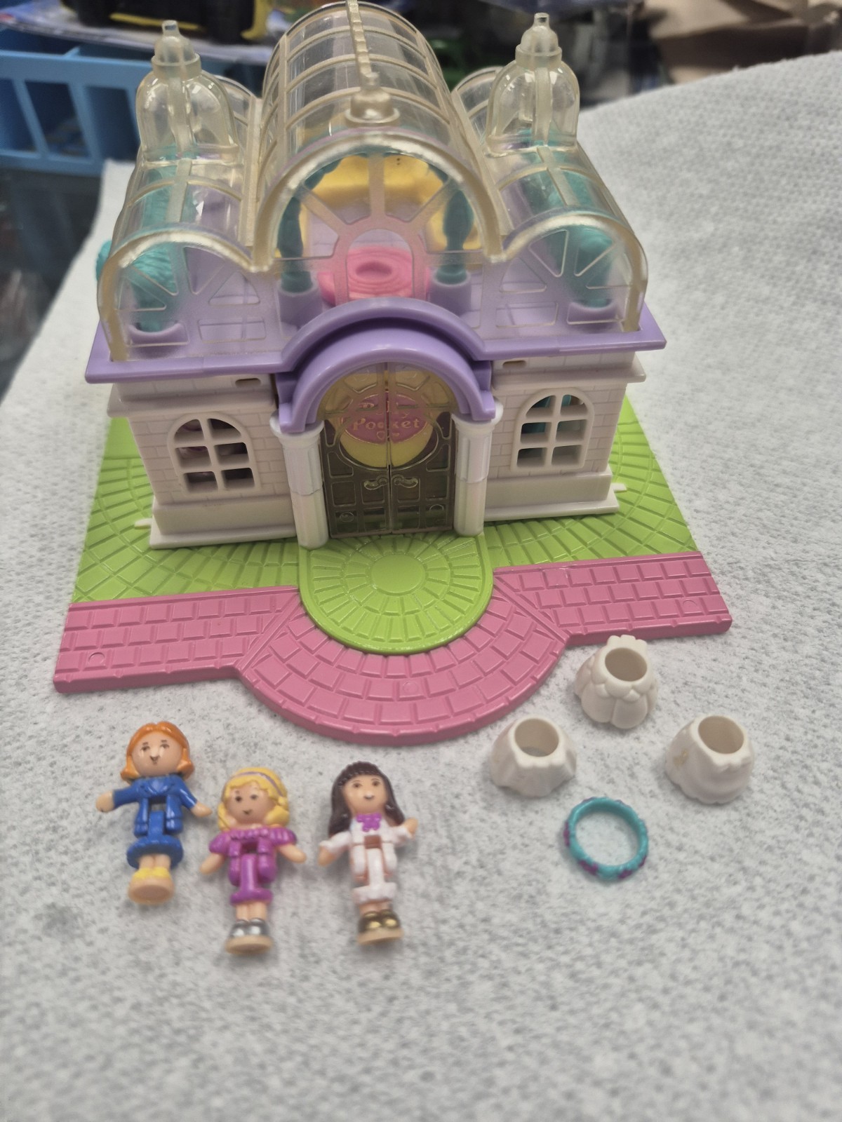 Bluebird Polly Pocket 1994 Light-Up Bridal Salon Playset - Nearly Complete* Bluebird Polly Pocket 1994 Light-Up Bridal Salon Playset - Nearly Complete*