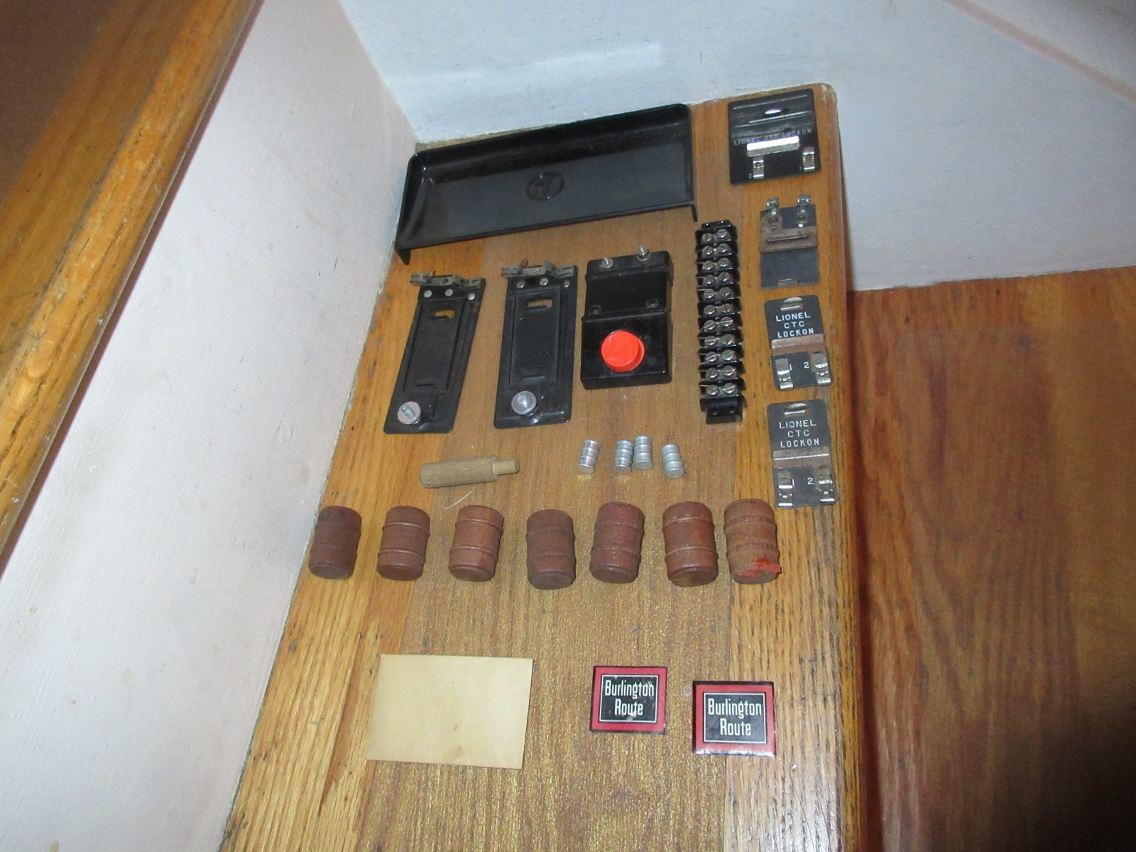 Vintage Lionel Train Accessories O/027  Gauge Hugh Lot Of Parts Pieces