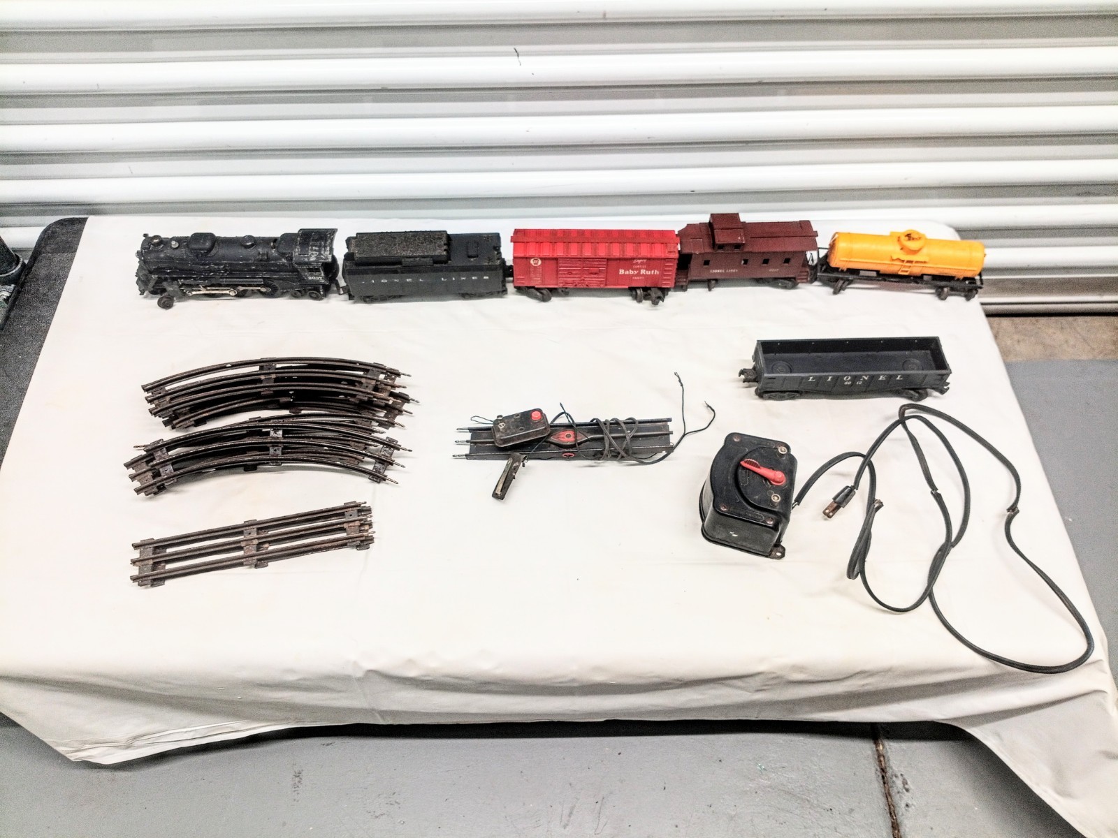 Vintage 1950\'s Lionel Train Steam Engine 2037+ 5 Cars,Rail,Motor. Untested As Is Vintage 1950\'s Lionel Train Steam Engine 2037+ 5 Cars,Rail,Motor. Untested As Is