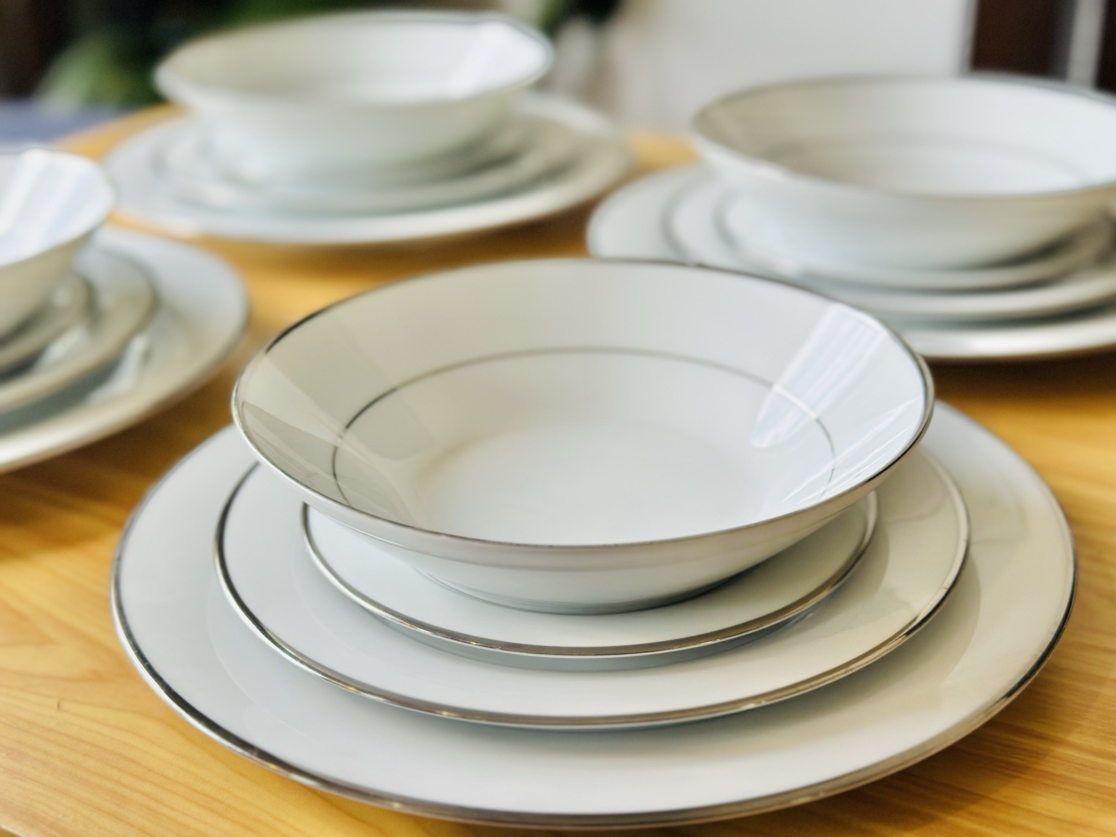 Noritake Japan 2019 Pinnacle Dinnerware Set 16pc White/Platinum Plates & Bowls Noritake Japan 2019 Pinnacle Dinnerware Set 16pc White/Platinum Plates & Bowls