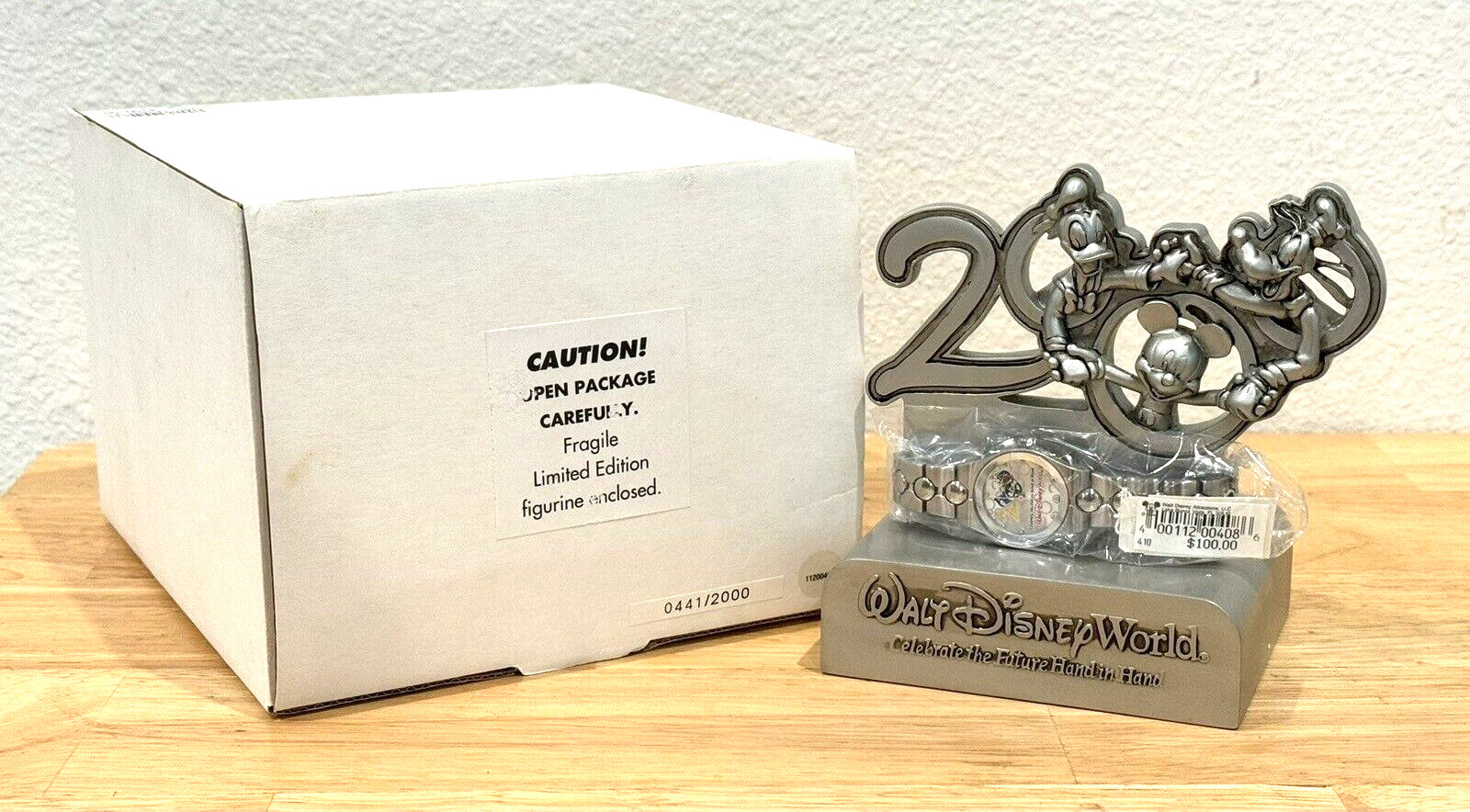 NEW 2000 VINTAGE WALT DISNEY WORLD LE 441/2000 UNISEX WATCH WITH FIGURINE STAND