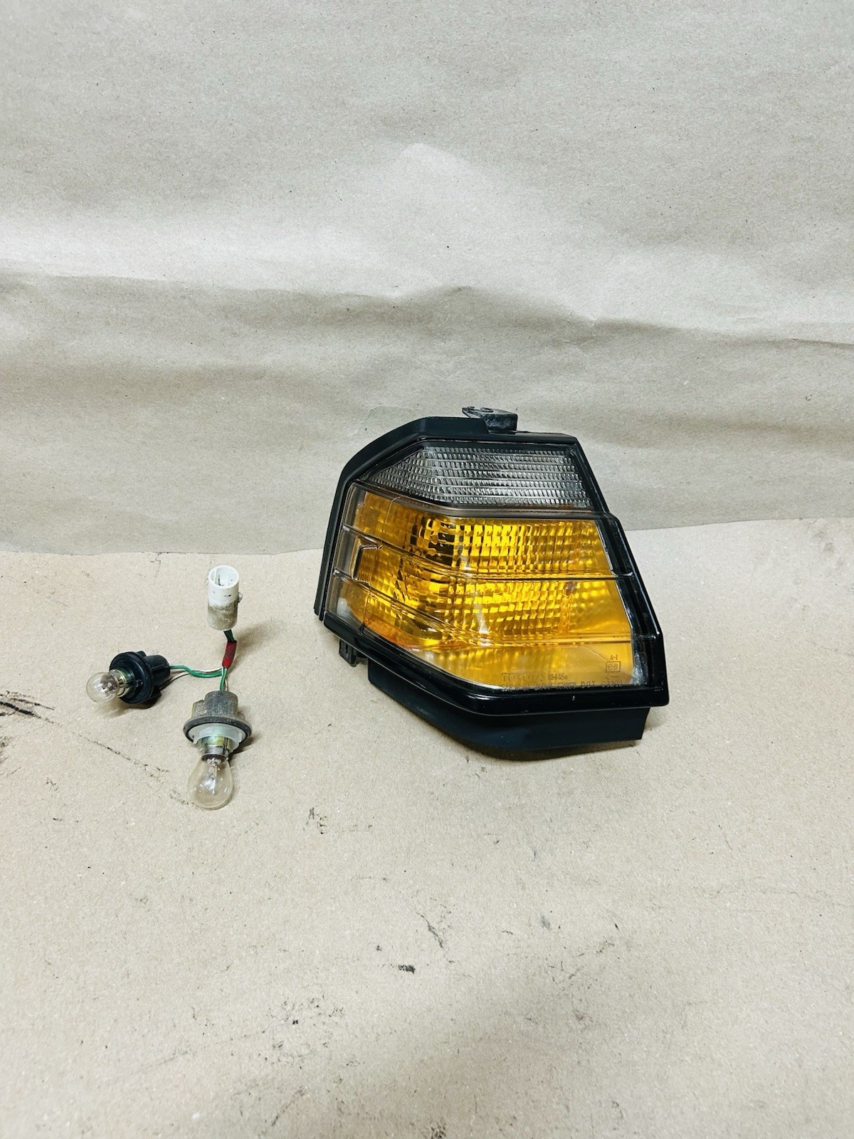 1984 1985 Toyota Celica Front Turn Signal Lens Corner Lamp RH Passenger Side OEM 1984 1985 Toyota Celica Front Turn Signal Lens Corner Lamp RH Passenger Side OEM