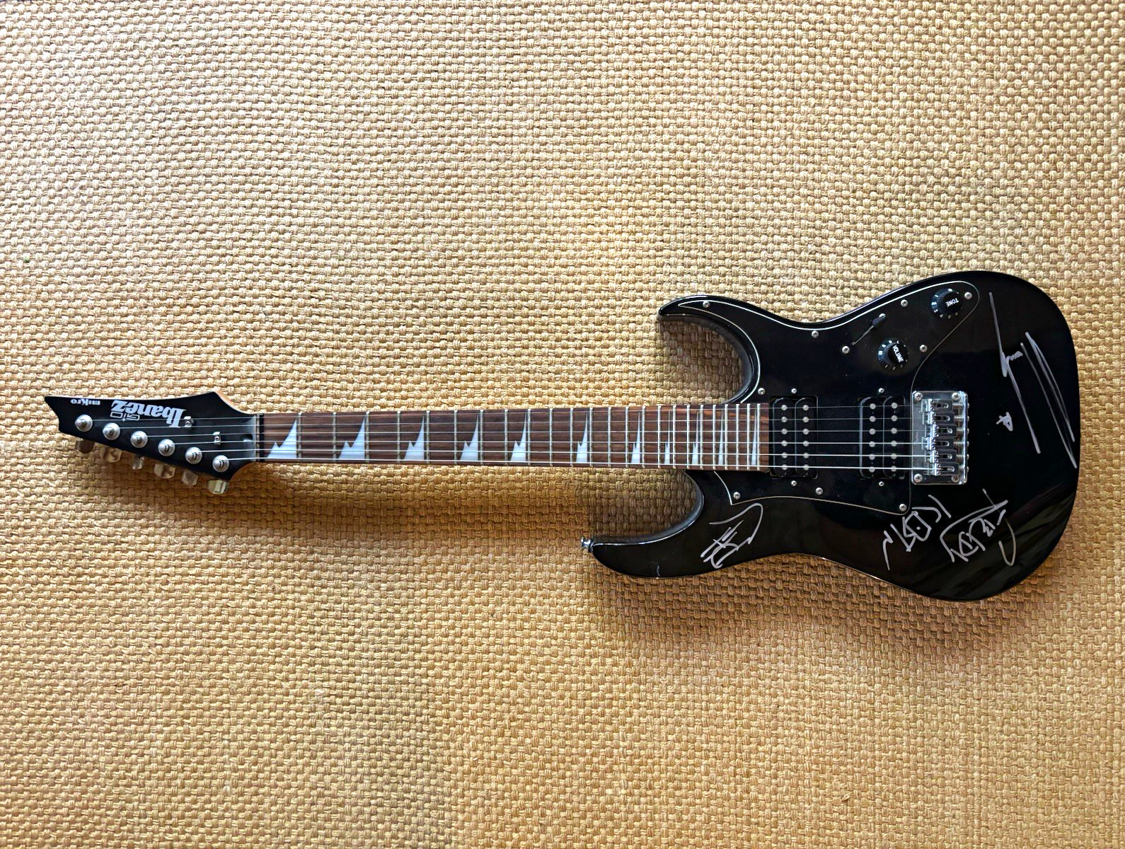 KORN signed Ibanez mikro travel electric /no case KORN signed Ibanez mikro travel electric /no case