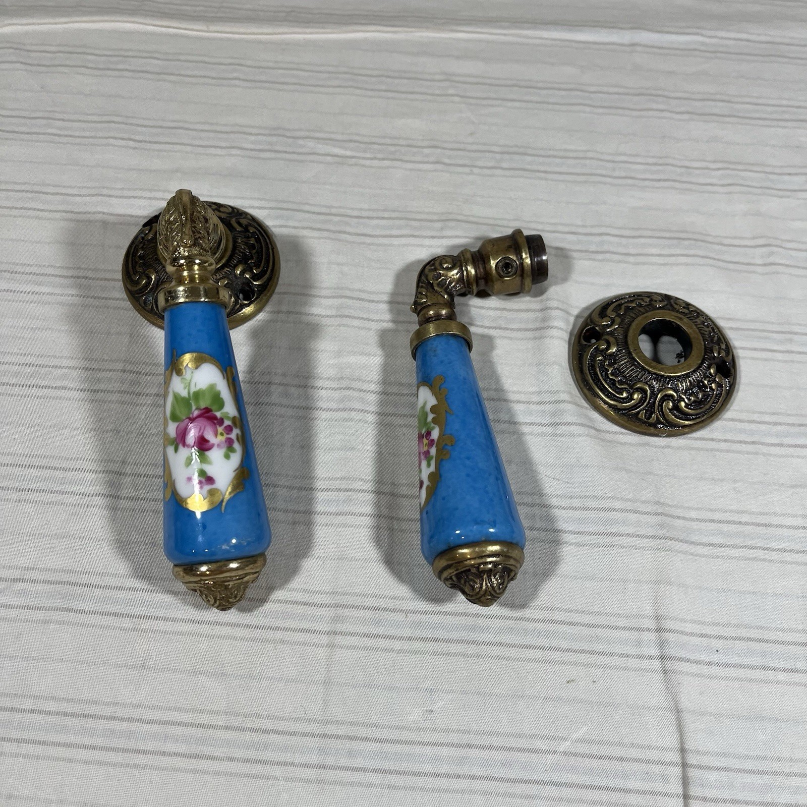 Rare Antique BEAUTIFUL BLUE ROSES BRASS & PORCELAIN DOOR HANDLES B1 Rare Antique BEAUTIFUL BLUE ROSES BRASS & PORCELAIN DOOR HANDLES B1