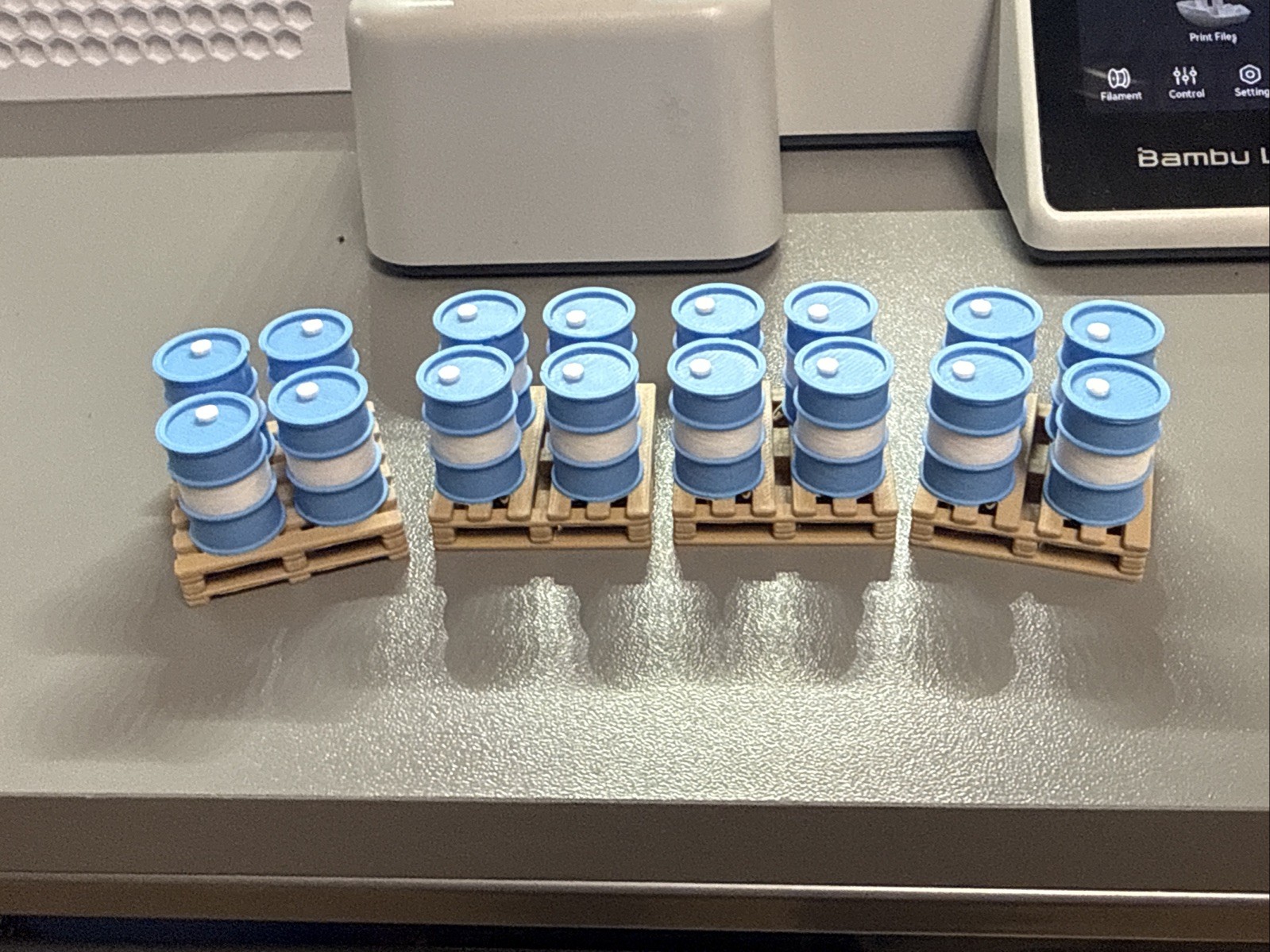 OScale Pallet O Barrels, 4 Pallets And 16 Barrels. Blue & White OScale Pallet O Barrels, 4 Pallets And 16 Barrels. Blue & White