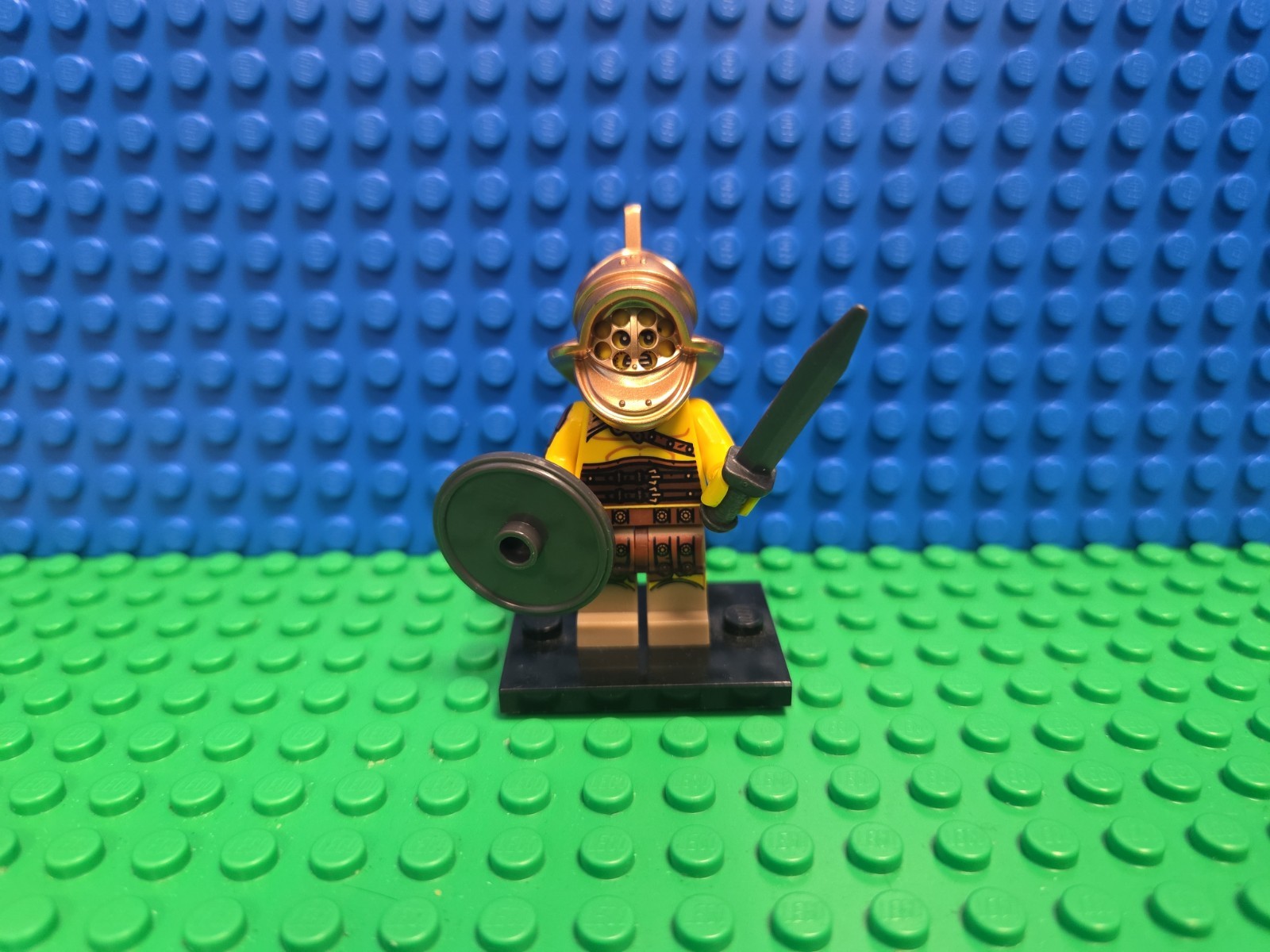Lego Gladiator Minifigure Collectible Series 5 8805 CMF Lot Rare Retired Vintage Lego Gladiator Minifigure Collectible Series 5 8805 CMF Lot Rare Retired Vintage