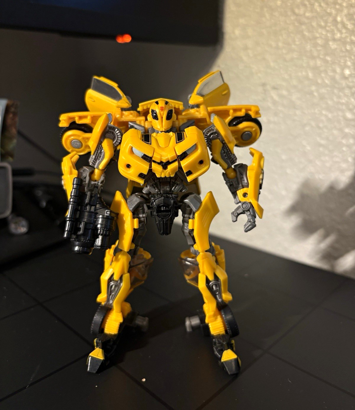 Transformers Studio Series 49 Deluxe Class Bumblebee- complete, no cracks Transformers Studio Series 49 Deluxe Class Bumblebee- complete, no cracks