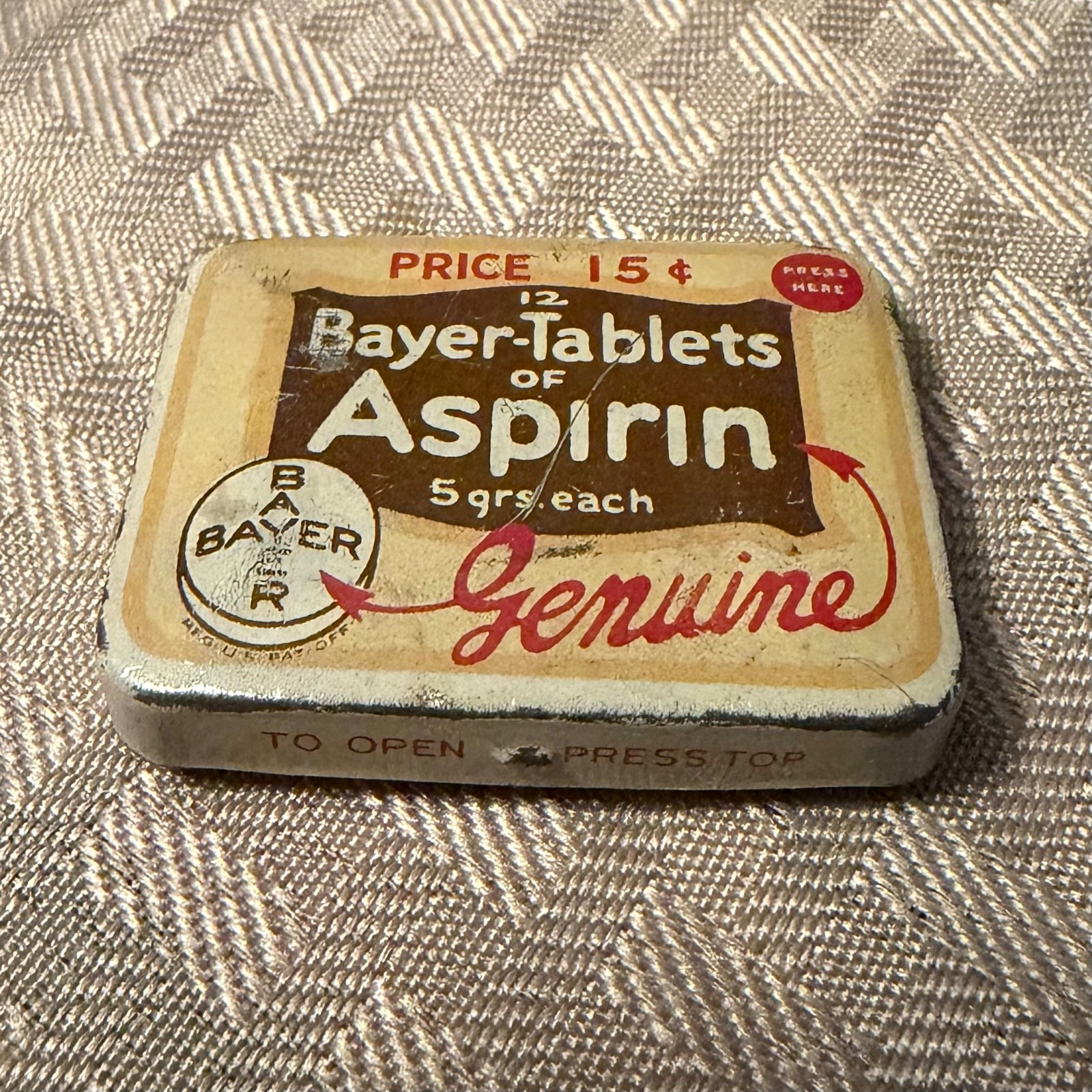 Vintage 1930s-40s Bayer Aspirin Tin 12 Tablets 15¢ Genuine Pharmacy Medicine Vintage 1930s-40s Bayer Aspirin Tin 12 Tablets 15¢ Genuine Pharmacy Medicine