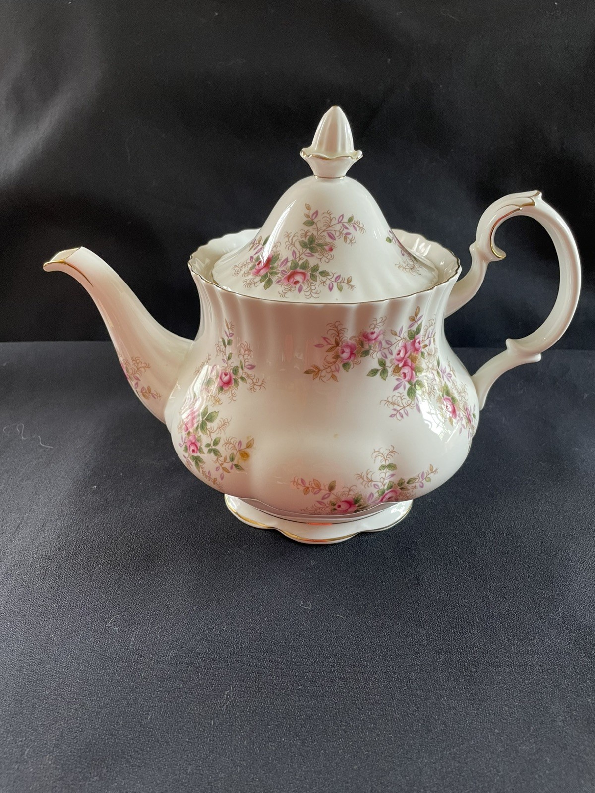 Royal Albert Bone China \'Lavender Rose\' FLAT TEA POT w/ LID England RARE Royal Albert Bone China \'Lavender Rose\' FLAT TEA POT w/ LID England RARE
