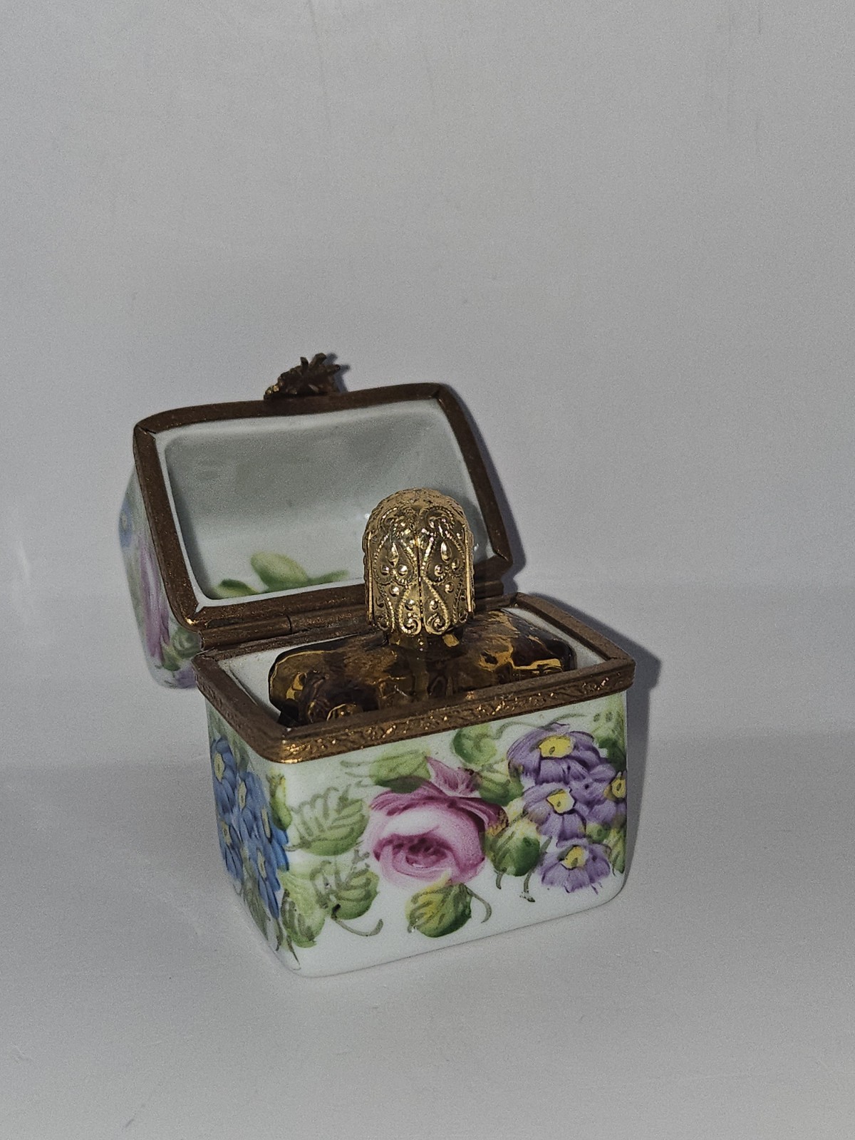 Vtg Limoges France Flowers Porcelain Pill Trinket Box Perfume Bottle Excellent Vtg Limoges France Flowers Porcelain Pill Trinket Box Perfume Bottle Excellent