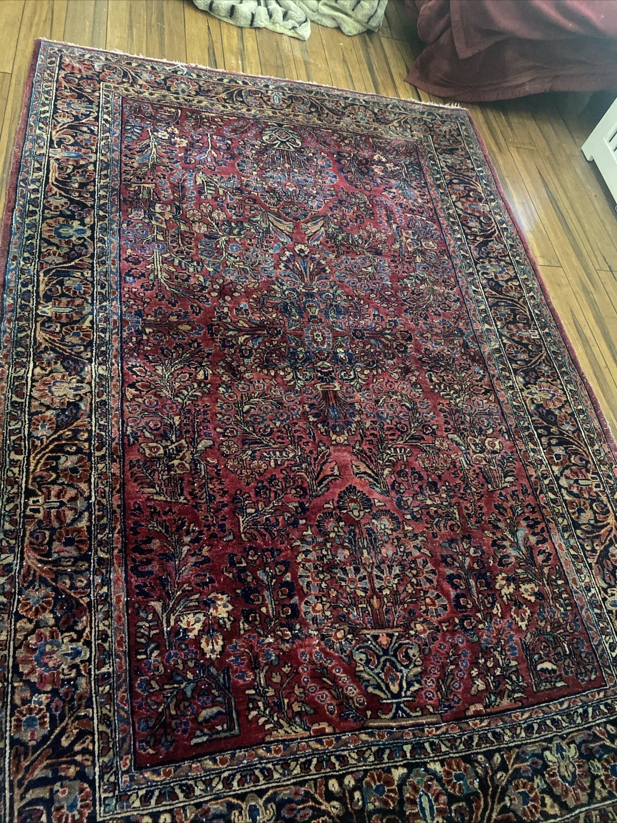 ANTIQUE SAROUK RUG ANTIQUE SAROUK RUG