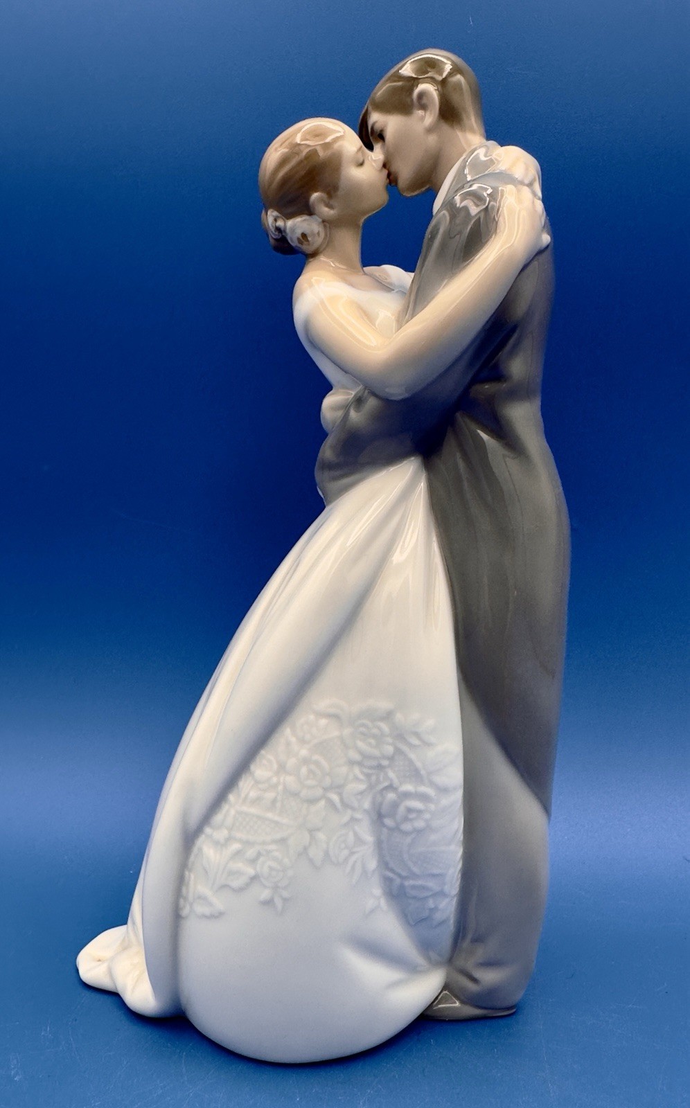 Nao by Lladro Porcelain Figurine - A Kiss Forever - 1613 - MINT - Bride & Groom Nao by Lladro Porcelain Figurine - A Kiss Forever - 1613 - MINT - Bride & Groom