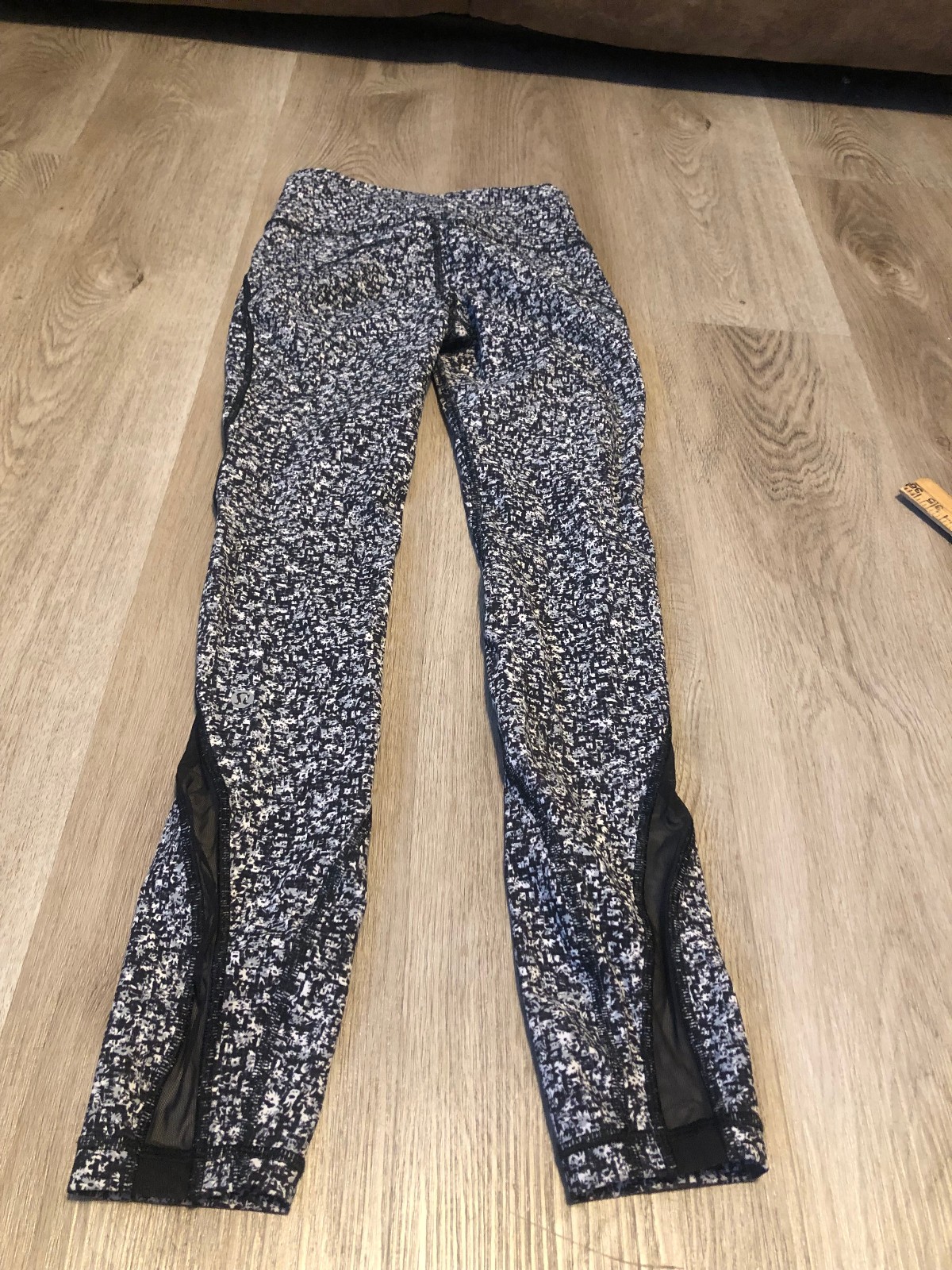 Women\'s Lululemon Workout Activewear Gym Pants Size 2 Black and White (M132) Women\'s Lululemon Workout Activewear Gym Pants Size 2 Black and White (M132)