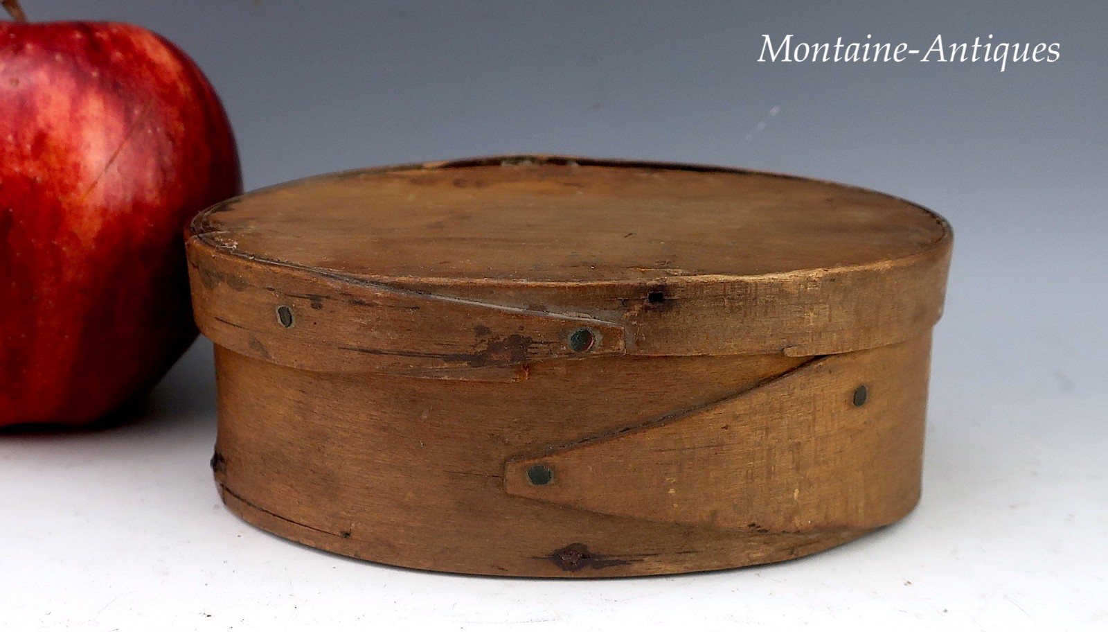 Diminutive American Oval Finger Lap Storage Box 19th Cent