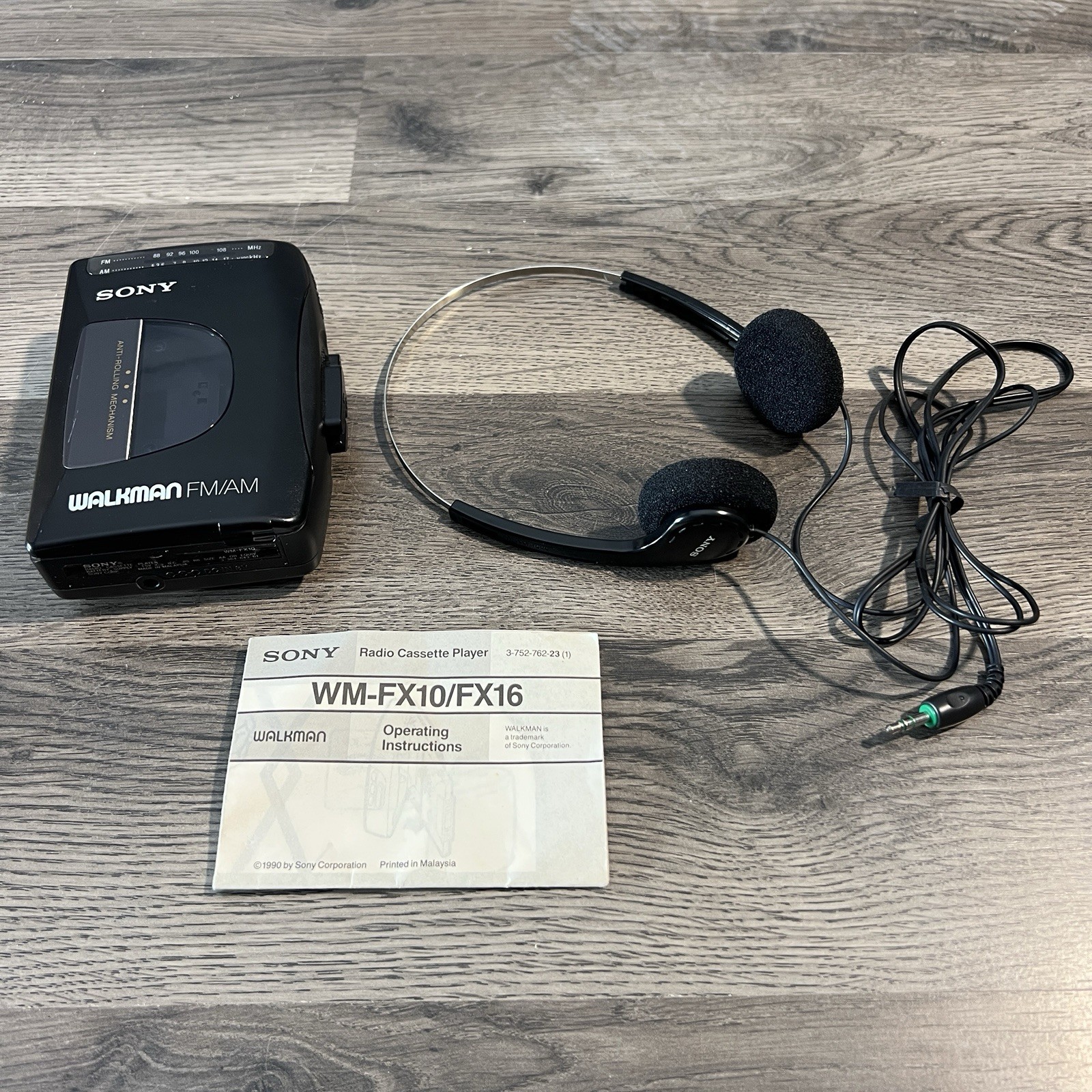 Vintage Sony Walkman Cassette FM/AM Radio WM-FX10 W/ Headphones & Manual