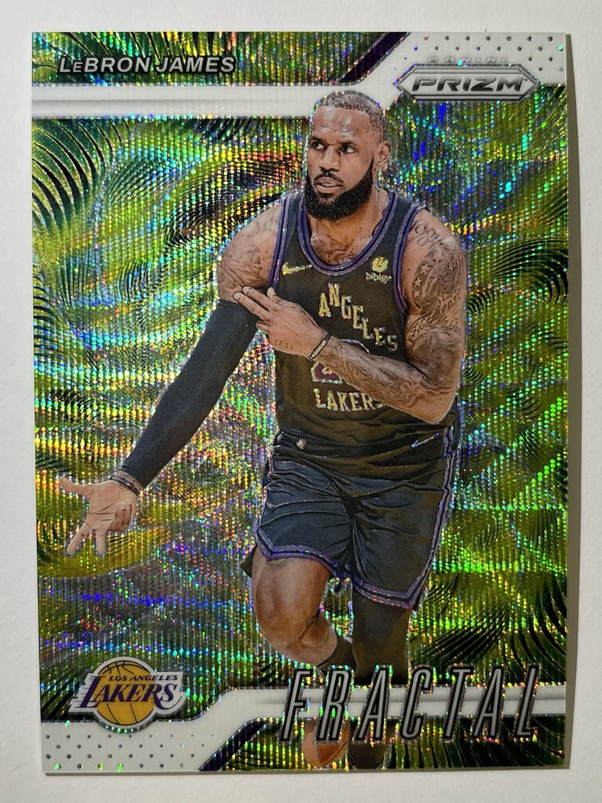 2024-25 Panini Prizm LeBron James Fractal White Wave Prizm /20 #3 - SSP 2024-25 Panini Prizm LeBron James Fractal White Wave Prizm /20 #3 - SSP