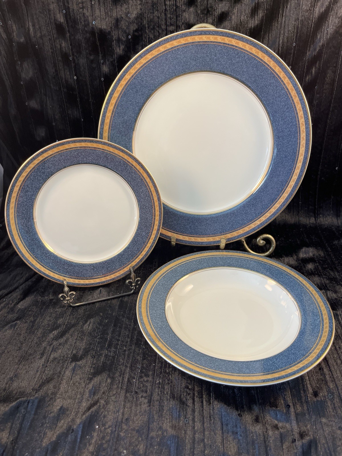 Mikasa Grande Ivory Imperial Lapis Blue Lot Of 3 Pcs. MINT Mikasa Grande Ivory Imperial Lapis Blue Lot Of 3 Pcs. MINT