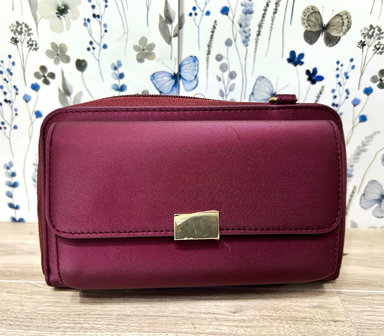 Save The Girls STG Burgundy Touchscreen Phone Crossbody Purse Wallet New