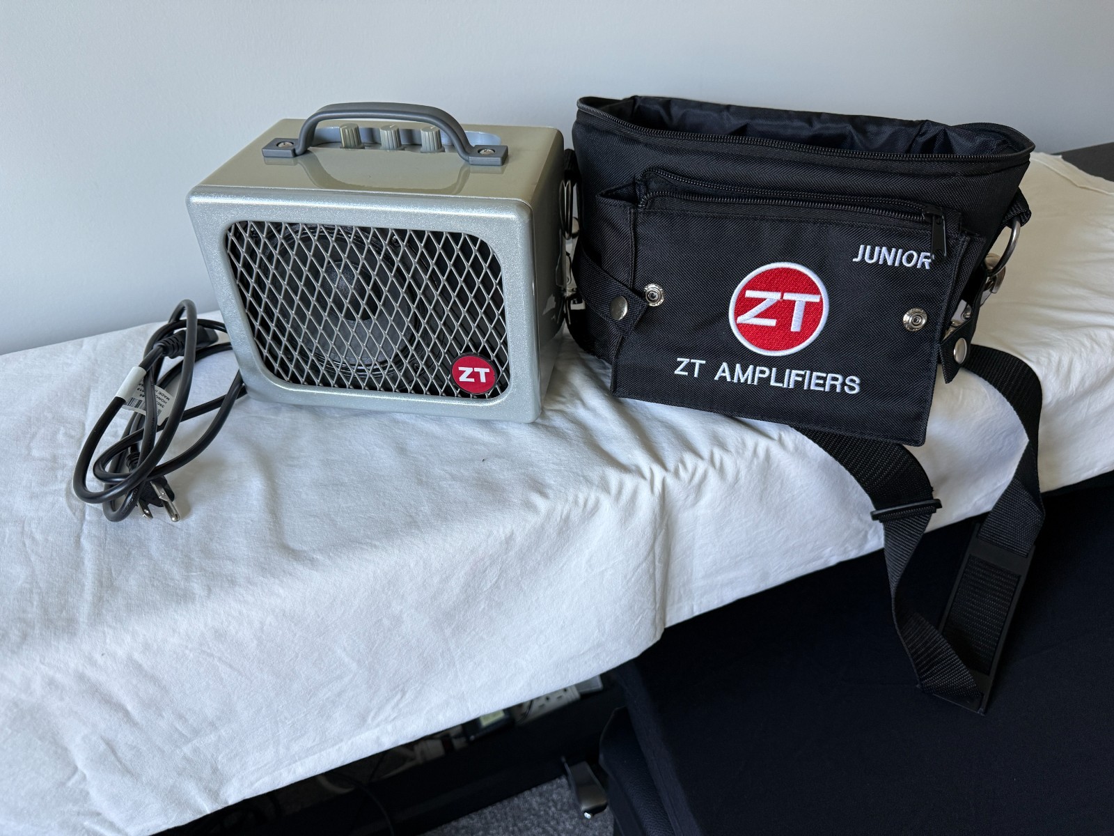 ZT LUNCHBOX Junior LBJ1 Guitar Amp WITH Carrying Case Works and Sounds Great ZT LUNCHBOX Junior LBJ1 Guitar Amp WITH Carrying Case Works and Sounds Great