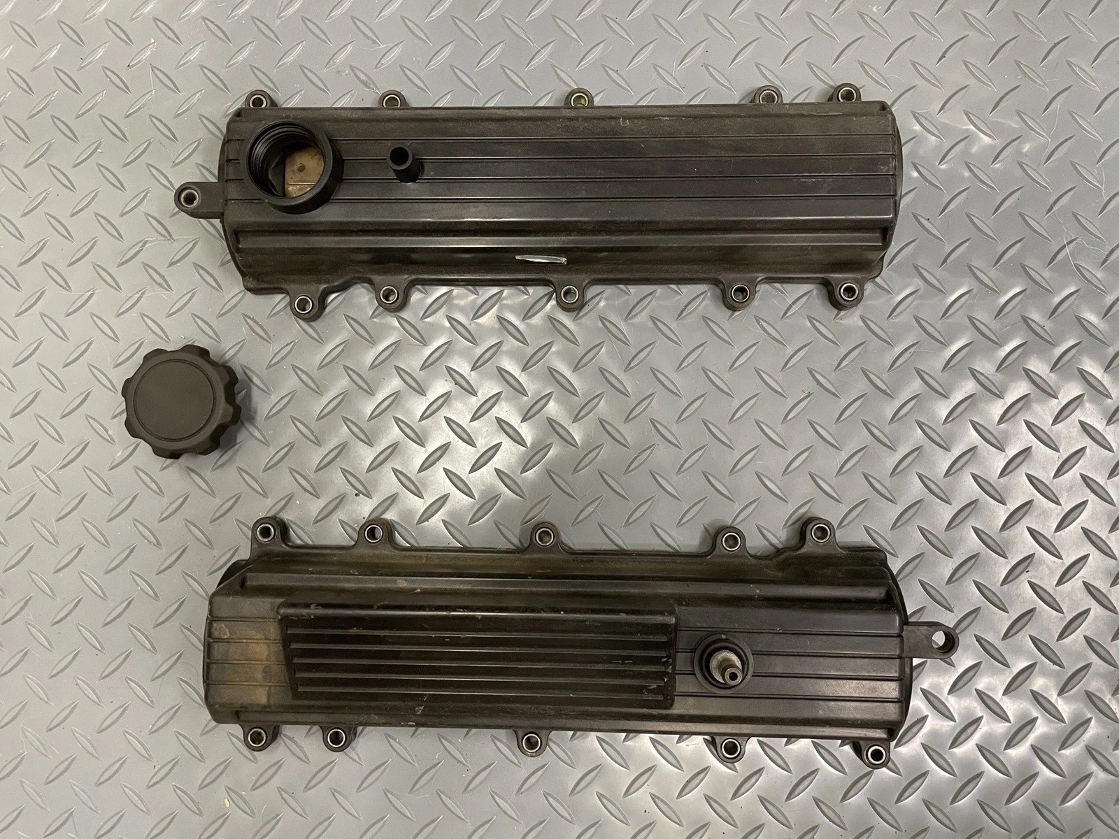 1988-1995 Toyota 4Runner 3.0 V6 3vze OEM Left and Right Valve Cover Set 1988-1995 Toyota 4Runner 3.0 V6 3vze OEM Left and Right Valve Cover Set