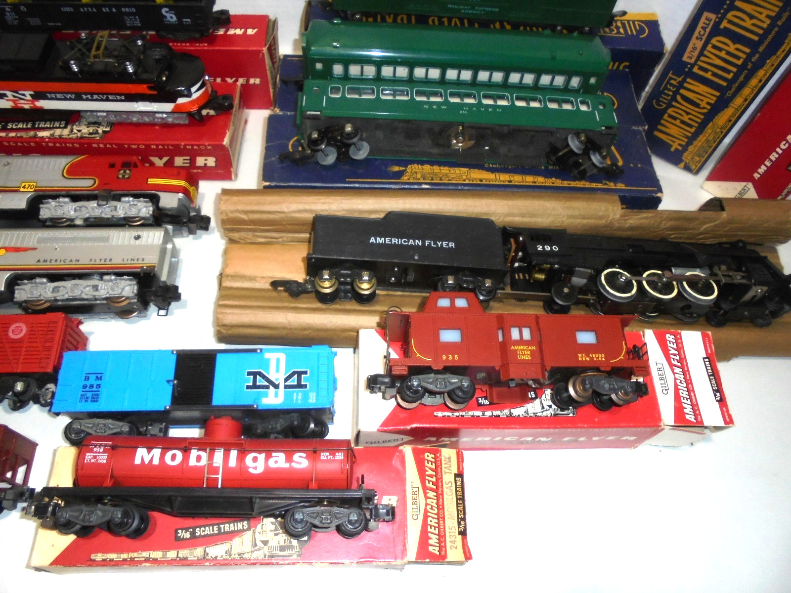 AMERICAN FLYER S GAUGE TRAIN COLLECTION FREIGHT AND PASSENGER VINTAGE NICE SHAPE AMERICAN FLYER S GAUGE TRAIN COLLECTION FREIGHT AND PASSENGER VINTAGE NICE SHAPE