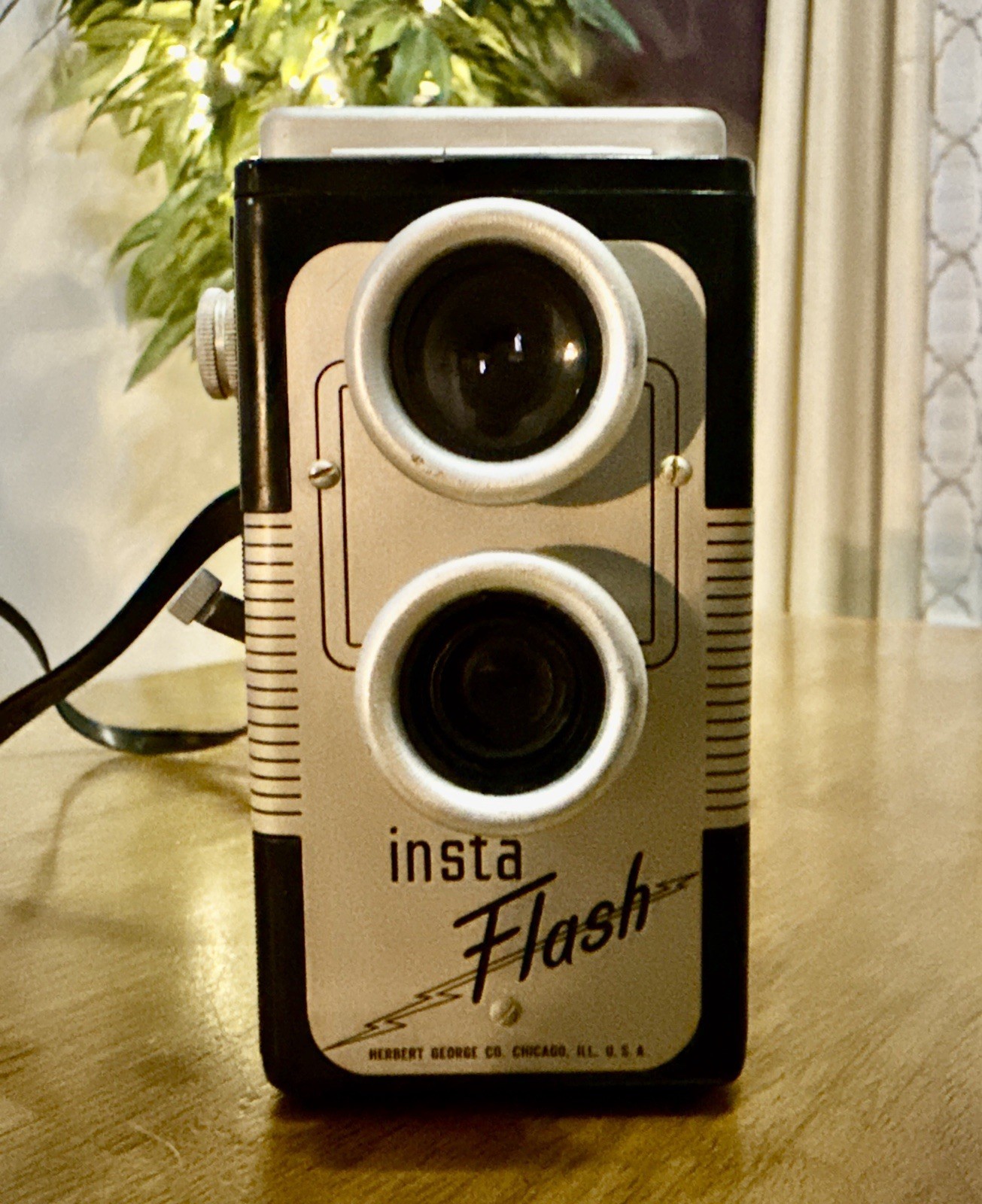 Vintage Herbert George Co. Insta Flash 620 Camera USA Strap