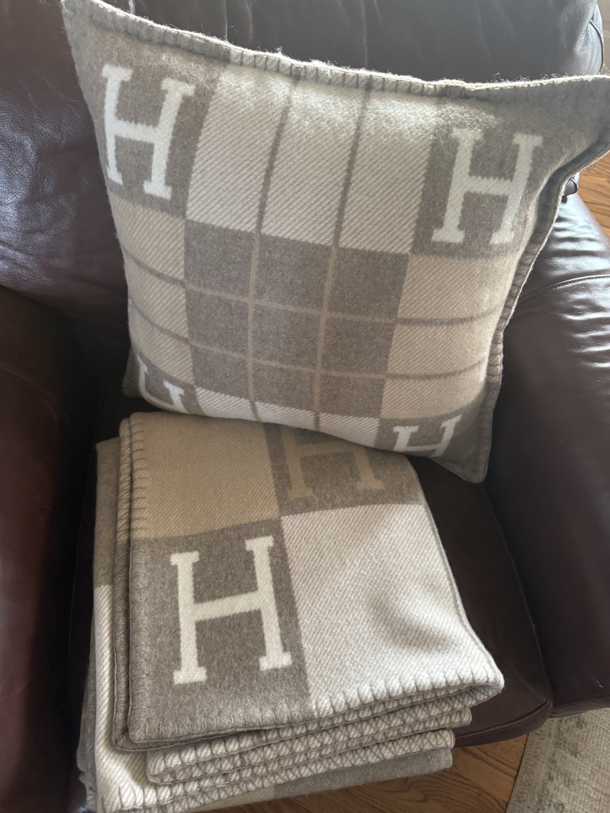 AUTHENTIC HERMÈS Avalon III Wool Cashmere Blanket in Coco Camomille Pillow Set ✅