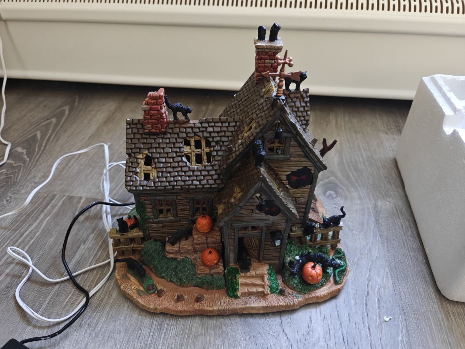Lemax Spooky Town Vicki\'s Cattery, Excellent Condition, Lights & Sound- Retired