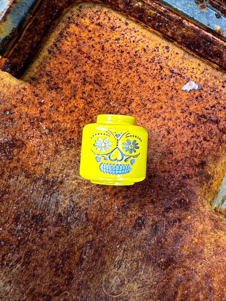 Zero Feud 2023 Día de Muertos (Day of the Dead) BrickMan Bead Yellow Maria Alum