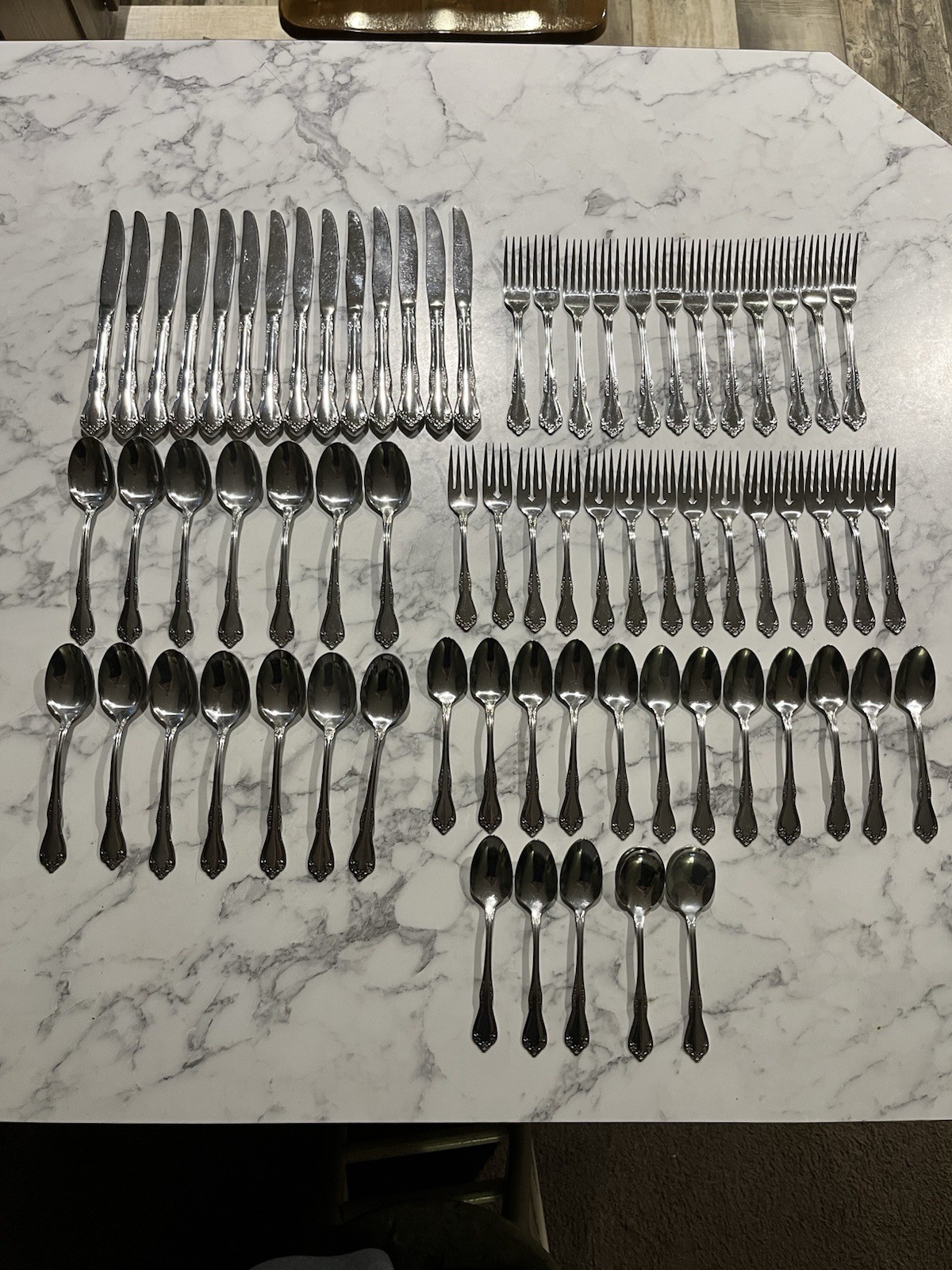 WM A Rogers Deluxe Oneida LtD Stainless Set of (71) Floral Silver Spoon & Knives