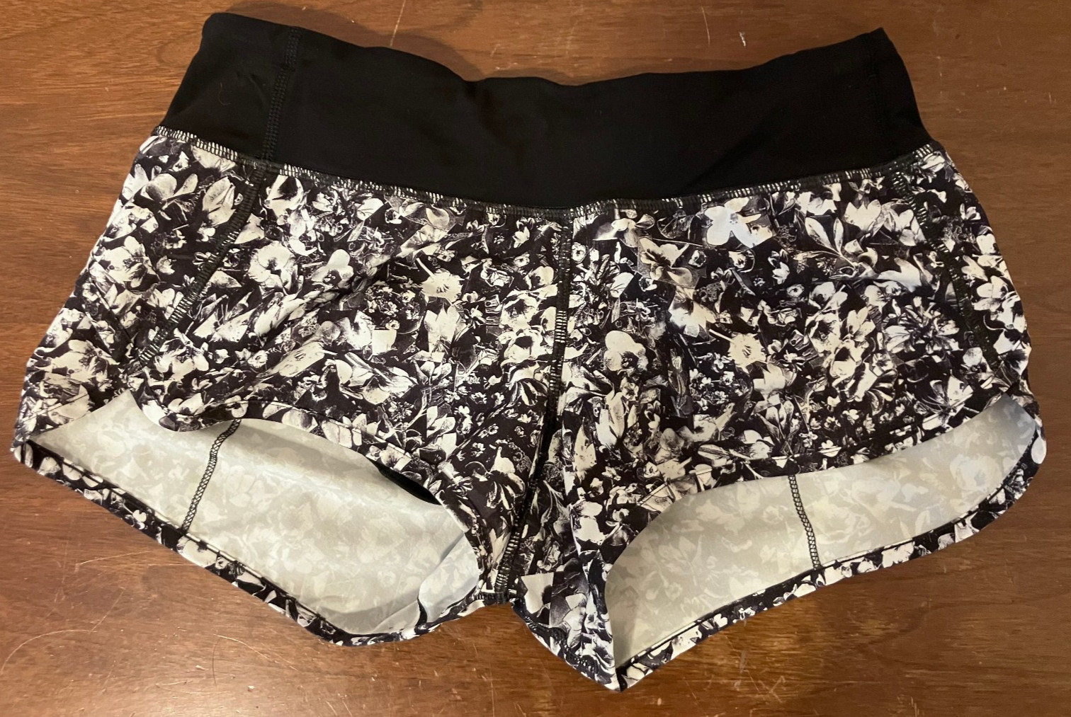 Lululemon Speed Up Lined Low-Rise Shorts Black White Floral 2.5\ Lululemon Speed Up Lined Low-Rise Shorts Black White Floral 2.5\