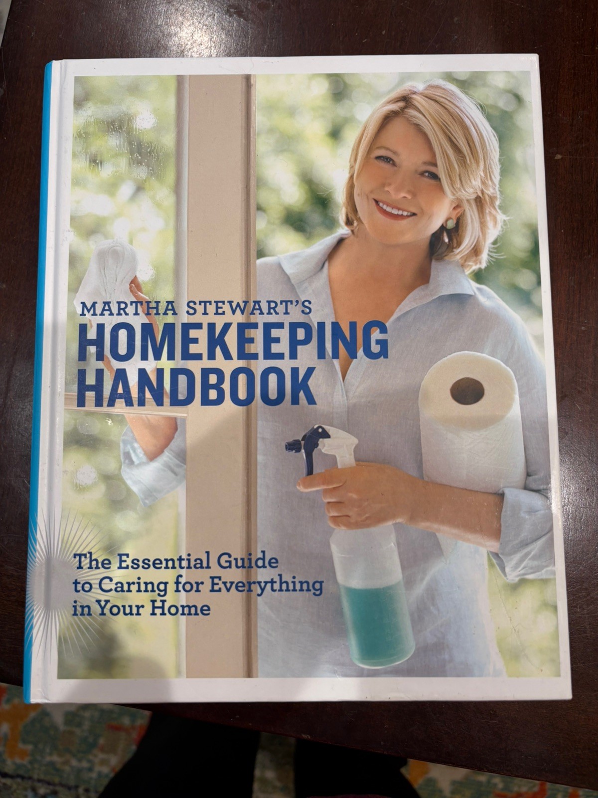Martha Stewart's Homekeeping Handbook: The Essential Guide to Caring for Everyt Martha Stewart's Homekeeping Handbook: The Essential Guide to Caring for Everyt