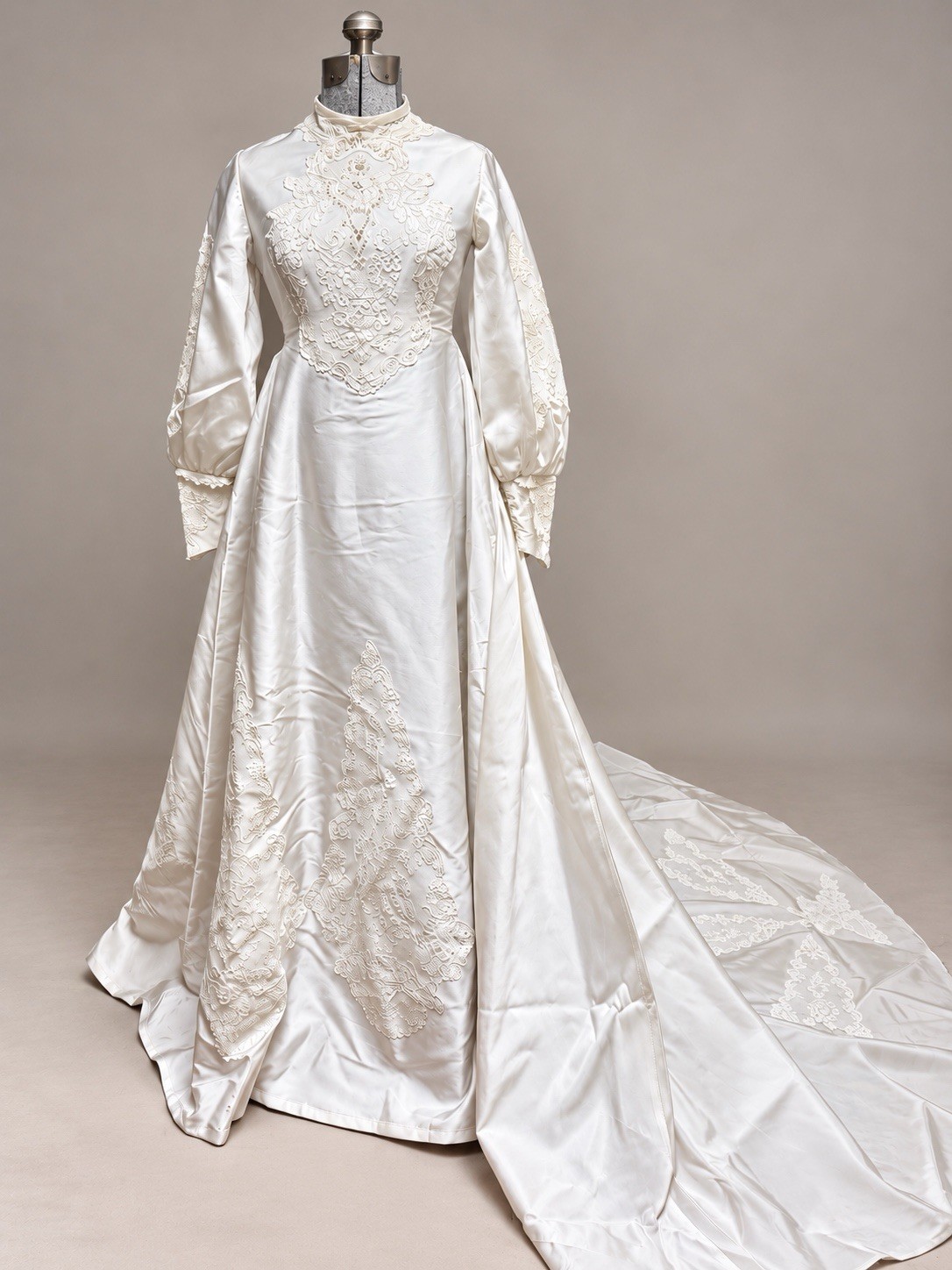 Vintage 60s Alfred Angelo Wedding Dress Lace Details Detachable Train Sz S Vintage 60s Alfred Angelo Wedding Dress Lace Details Detachable Train Sz S