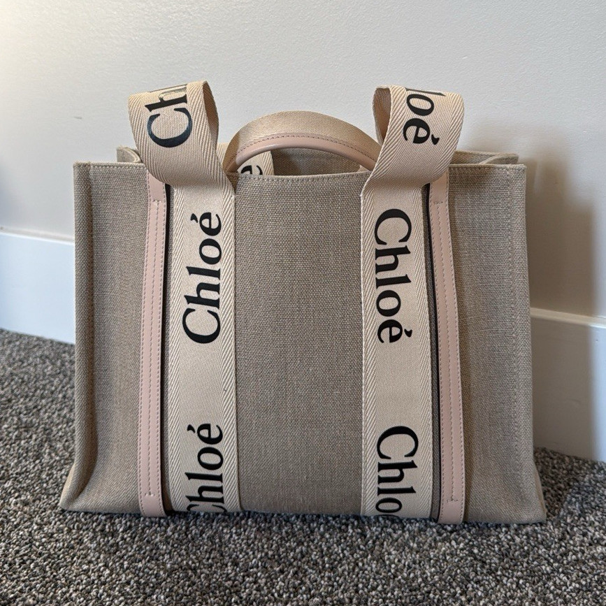 Chloé Woody Medium Tote Beige/Pink Logo Straps Double Handles Inner Pockets Chloé Woody Medium Tote Beige/Pink Logo Straps Double Handles Inner Pockets