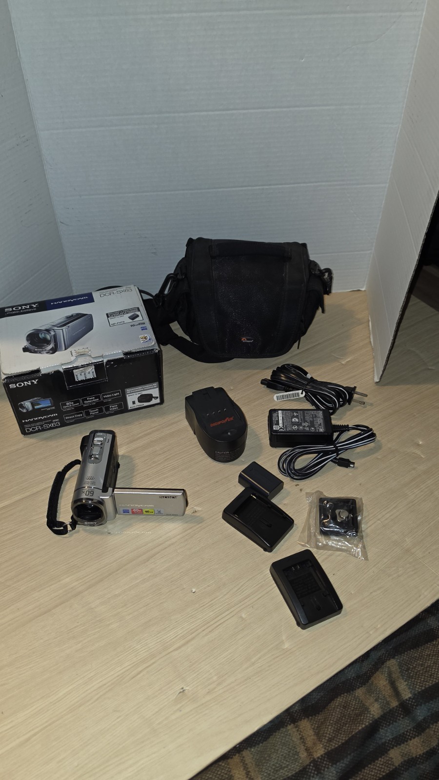 Sony DCR-SX63 16 GB Handycam Camcorder Silver EXCELLENT/TESTED W BOX/2 Batteri Sony DCR-SX63 16 GB Handycam Camcorder Silver EXCELLENT/TESTED W BOX/2 Batteri