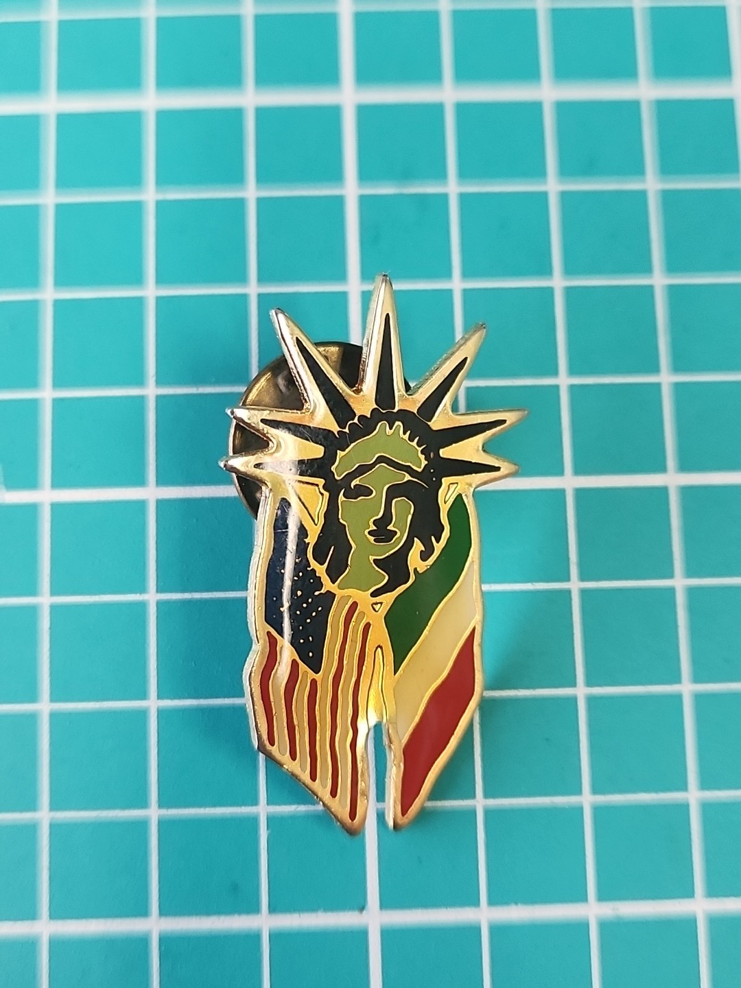Vtg 1984 Statue Of Liberty 🇺🇸 USA And 🇮🇹 Italy Flag Gold Tone Lapel Pin Vtg 1984 Statue Of Liberty 🇺🇸 USA And 🇮🇹 Italy Flag Gold Tone Lapel Pin