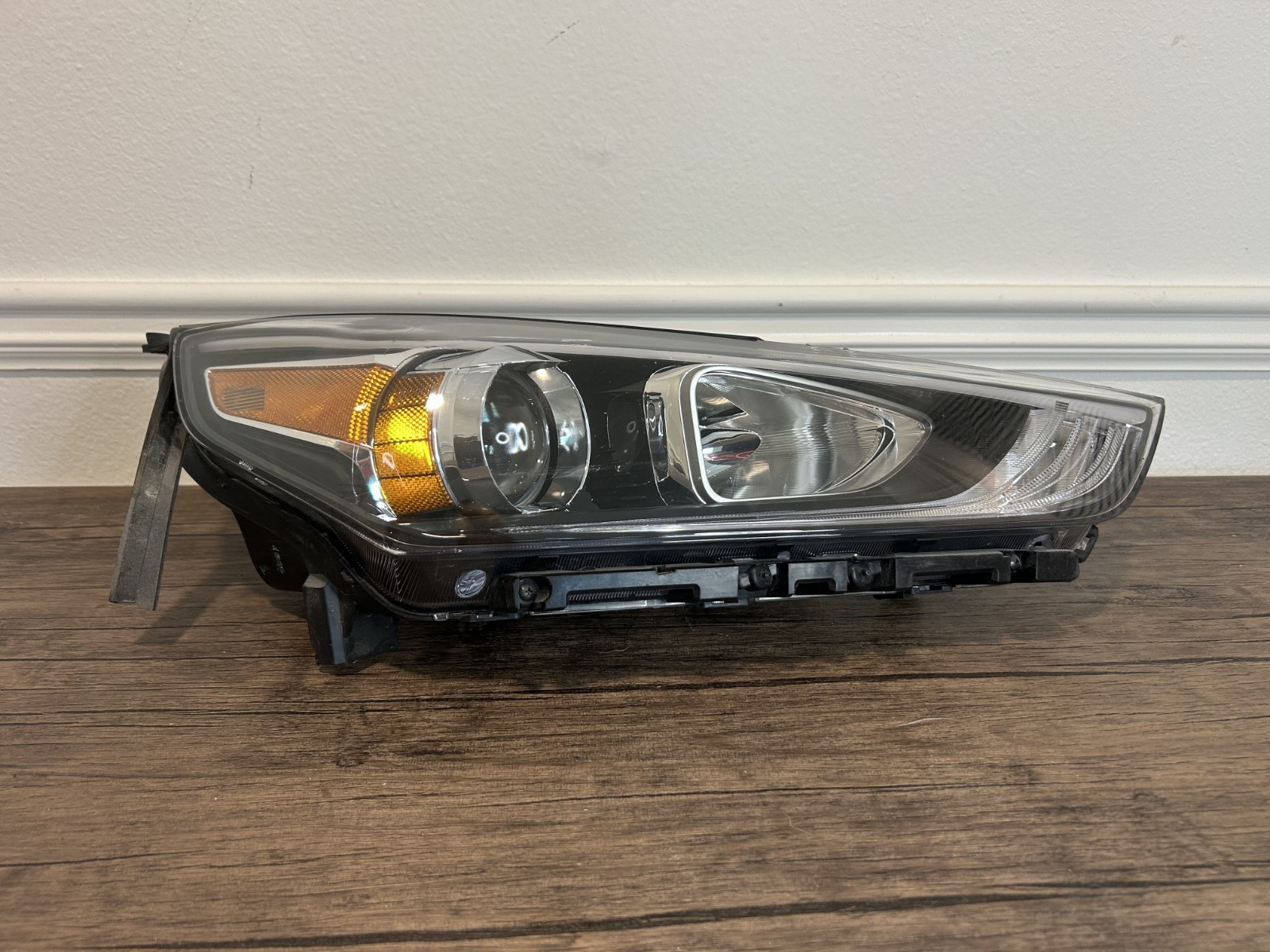 2017-19 Hyundai Ioniq Right Side Passenger OEM Halogen Headlight 92102G2020 2017-19 Hyundai Ioniq Right Side Passenger OEM Halogen Headlight 92102G2020