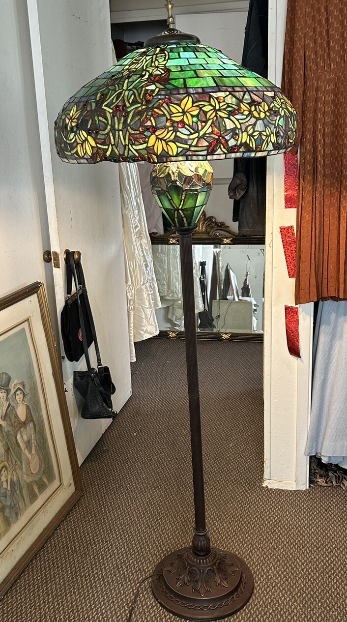 Vintage Exceptional Large Stained Glass Floor Lamp Excellent Pick Up Vintage Exceptional Large Stained Glass Floor Lamp Excellent Pick Up