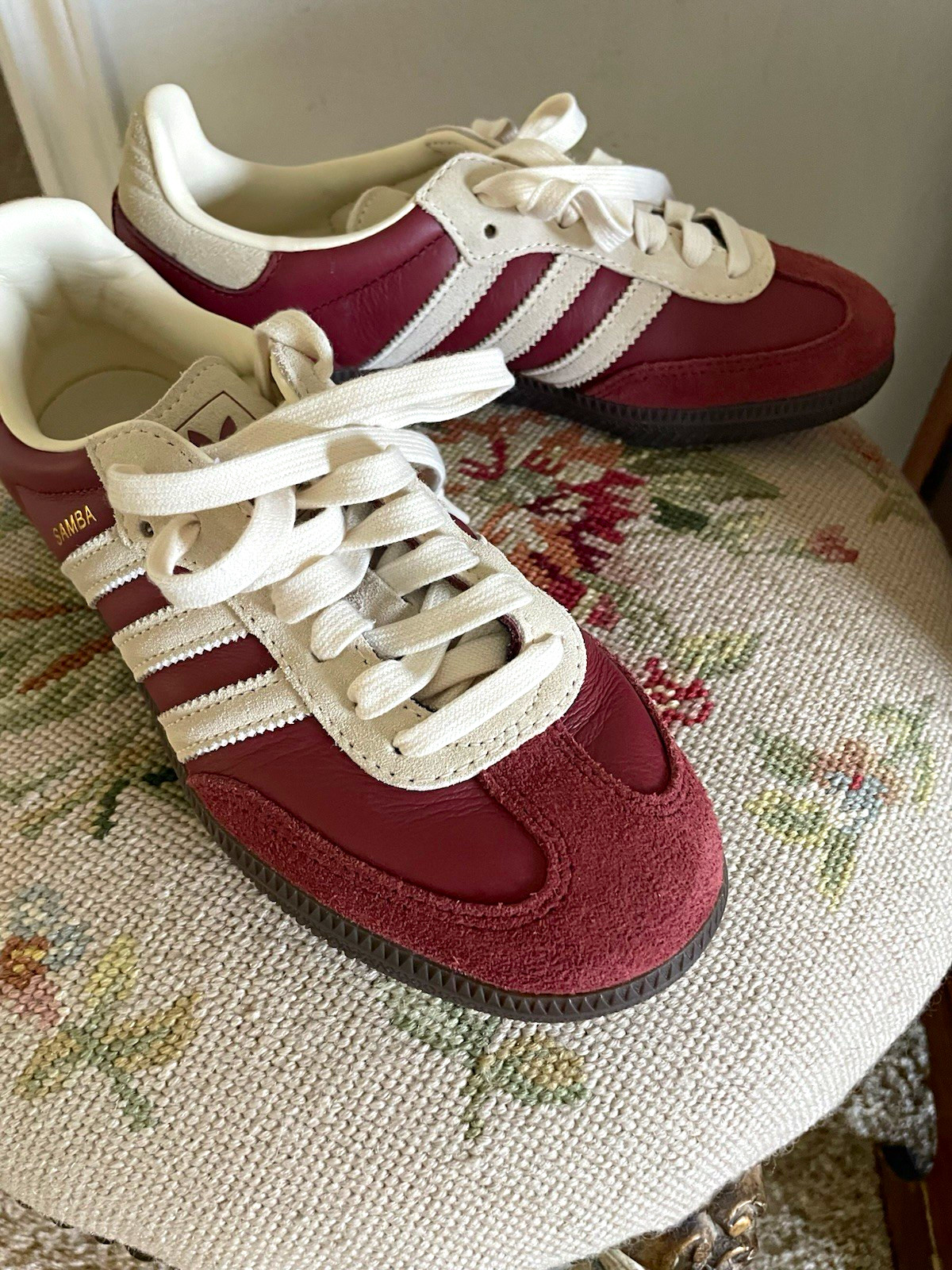 Selling a pair of authentic adidas Samba OG sneakers in the highly coveted \ Selling a pair of authentic adidas Samba OG sneakers in the highly coveted \