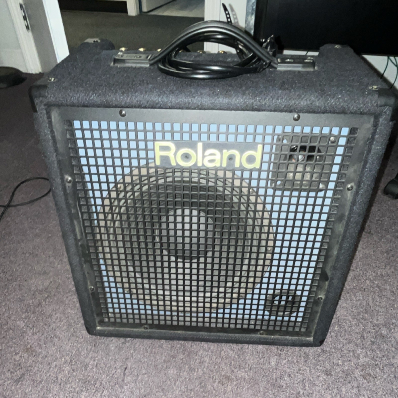 Roland KC-300 Stereo Mixing Keyboard Amplifier Roland KC-300 Stereo Mixing Keyboard Amplifier