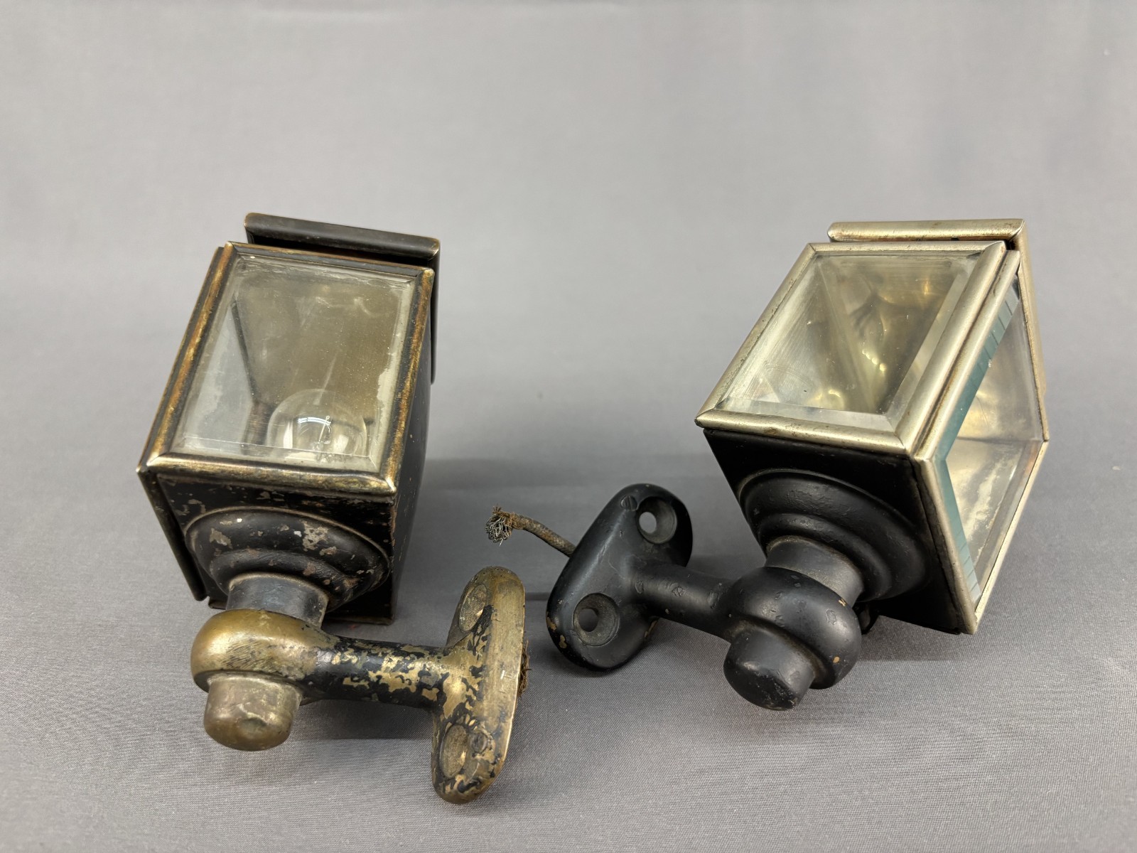 Antique 1923 Pair of Studebaker Car Lanterns, W/One Bulb, For Parts (15H) Antique 1923 Pair of Studebaker Car Lanterns, W/One Bulb, For Parts (15H)