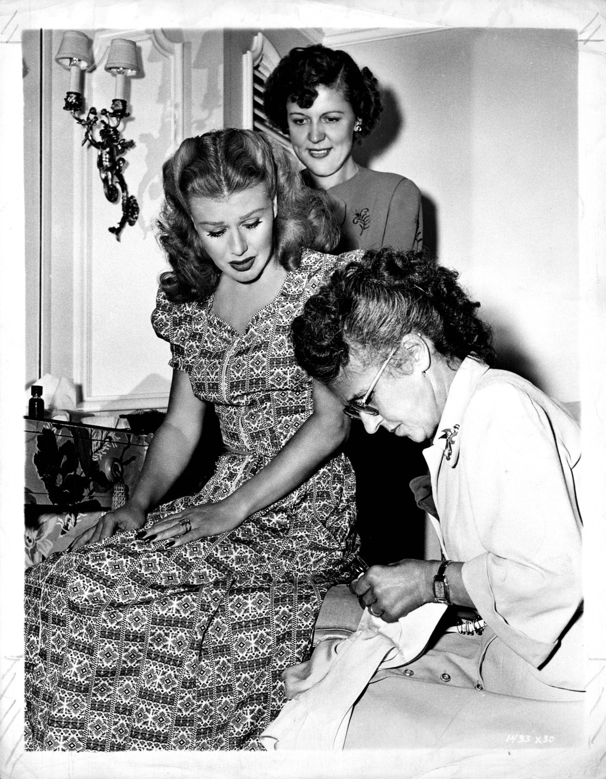 HOLLYWOOD GINGER ROGERS MAKEUP MARIE MASS BEHIND SCENES 1950s ORIG PHOTO MA77 HOLLYWOOD GINGER ROGERS MAKEUP MARIE MASS BEHIND SCENES 1950s ORIG PHOTO MA77