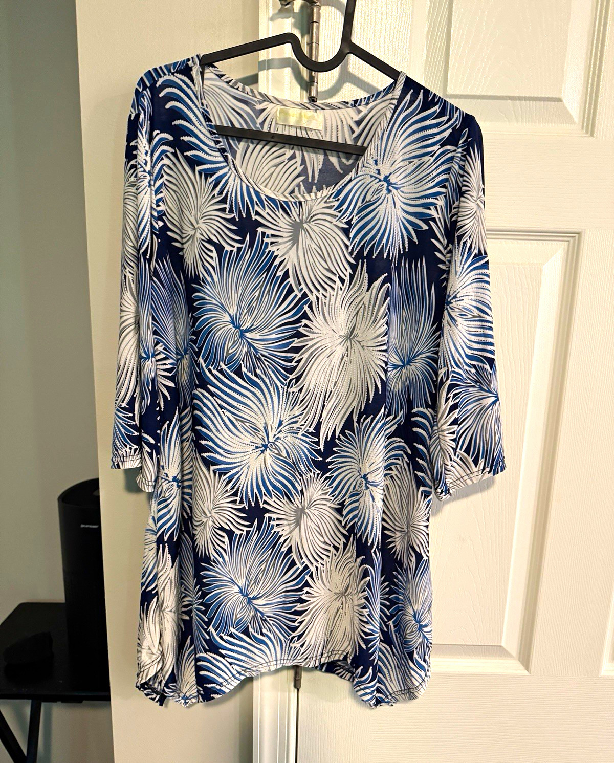 Jones New York Women’s L/XL Blue White Floral Knit Tunic Blouse Scoop Neck