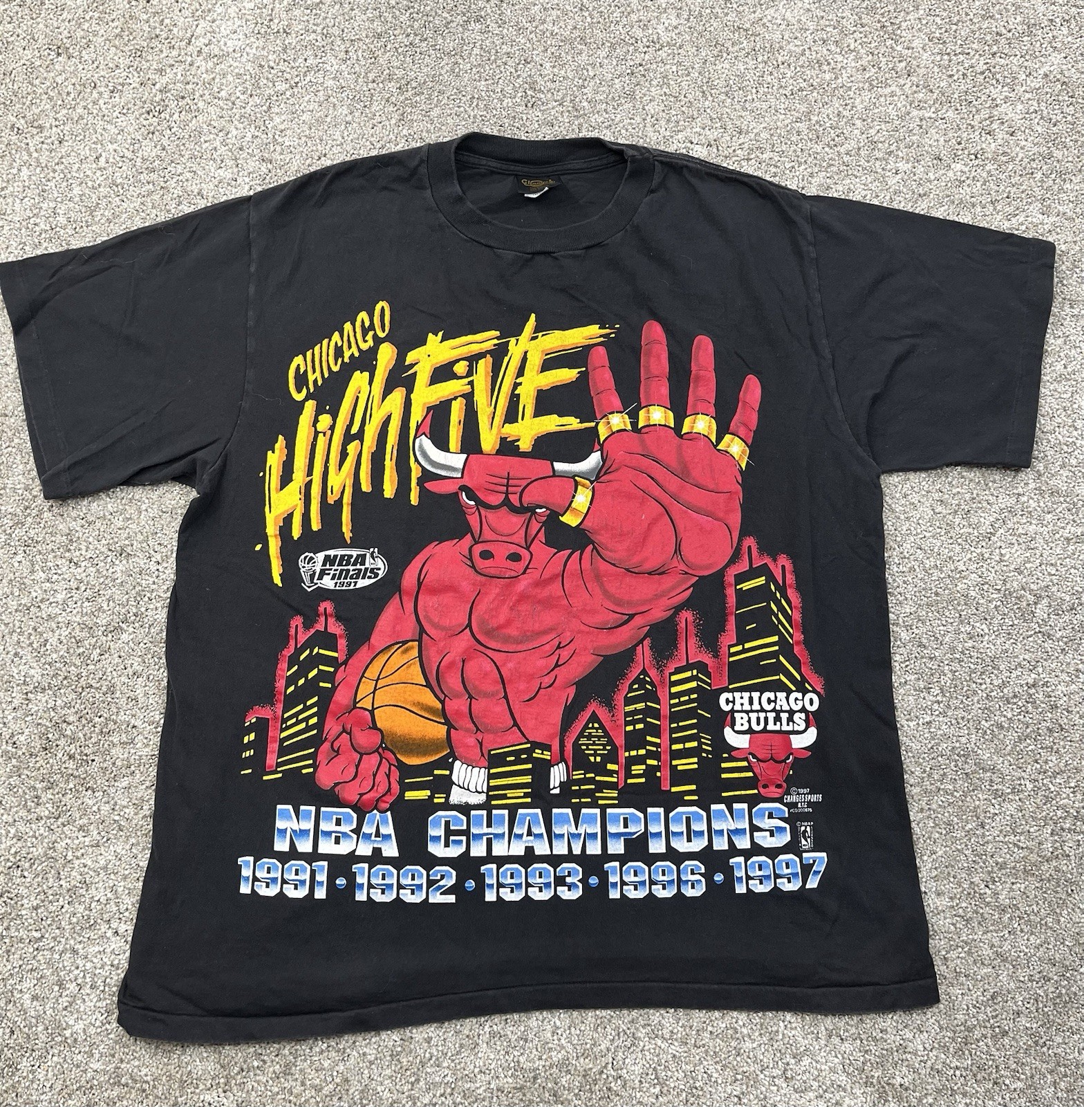 Vintage Chicago Bulls 1997 NBA Champions High Five Fingers Skyline Size XL NBA Vintage Chicago Bulls 1997 NBA Champions High Five Fingers Skyline Size XL NBA