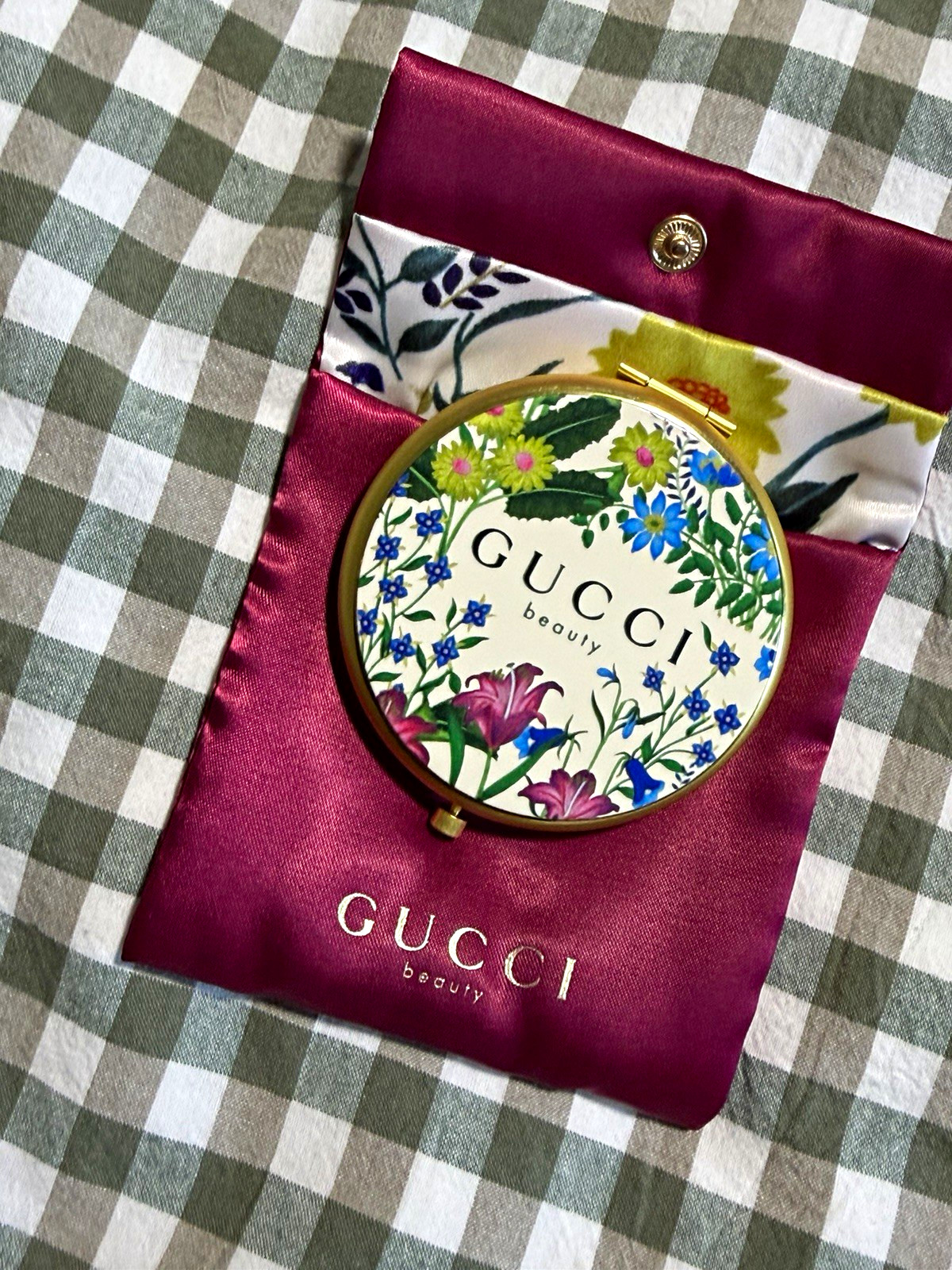 Gucci Beauty Dual Sided Folding Compact Mirror Floral Round Gold Tone w/ Pouch Gucci Beauty Dual Sided Folding Compact Mirror Floral Round Gold Tone w/ Pouch